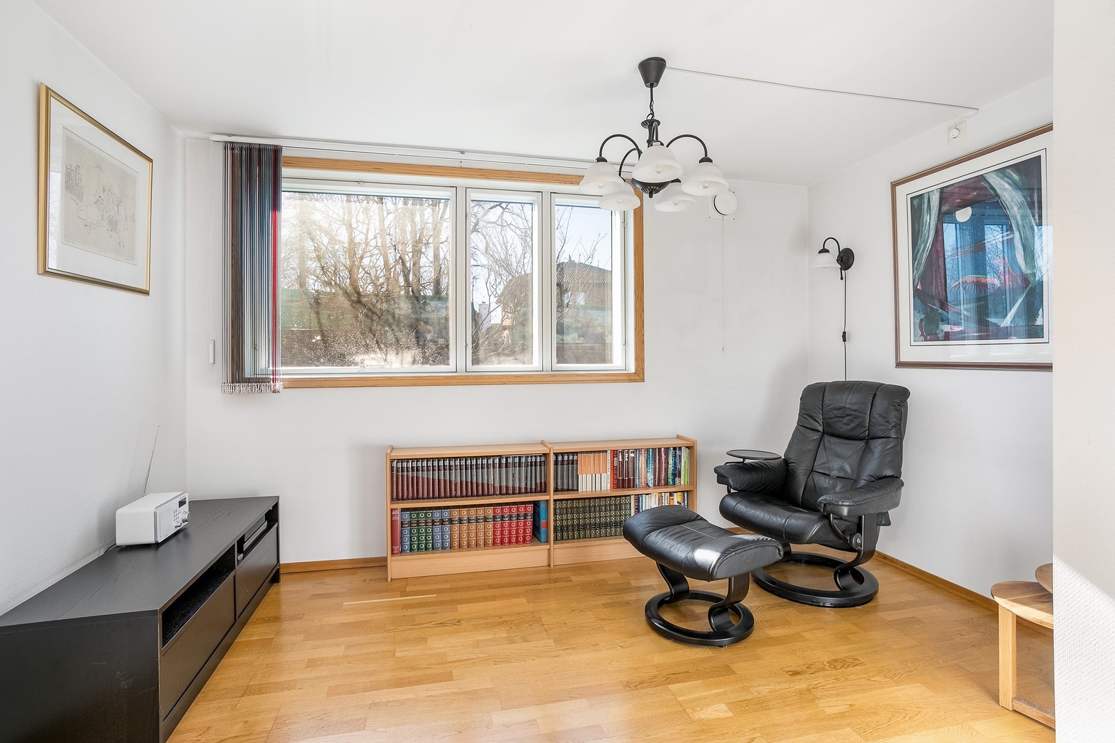 Dette rommet er åpent forbundet med gangen og har vært benyttet som TV-stue. Galleribilde