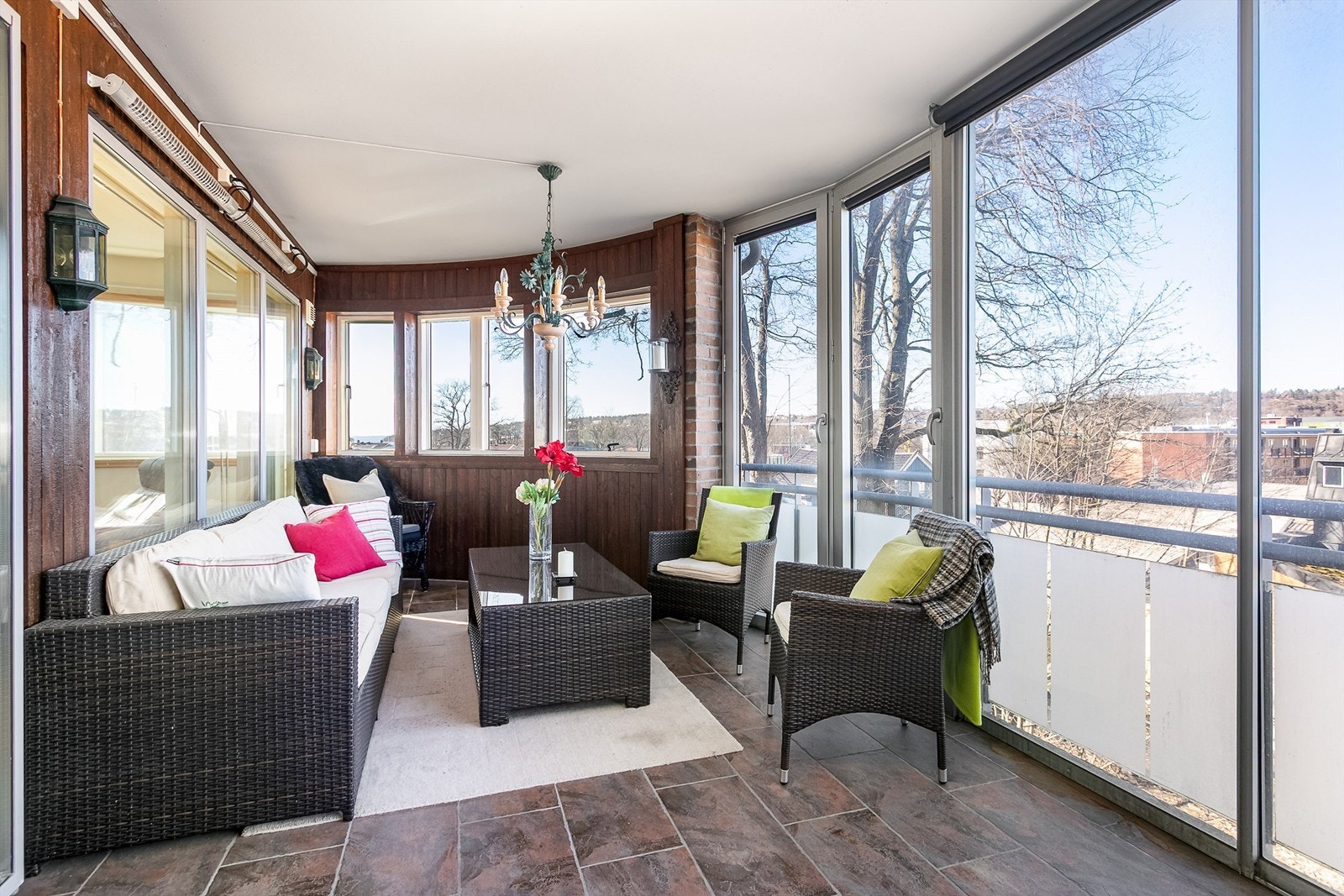 Tross plasseringen i første etasje, sees likevel flott utsikt fra verandaen. Galleribilde