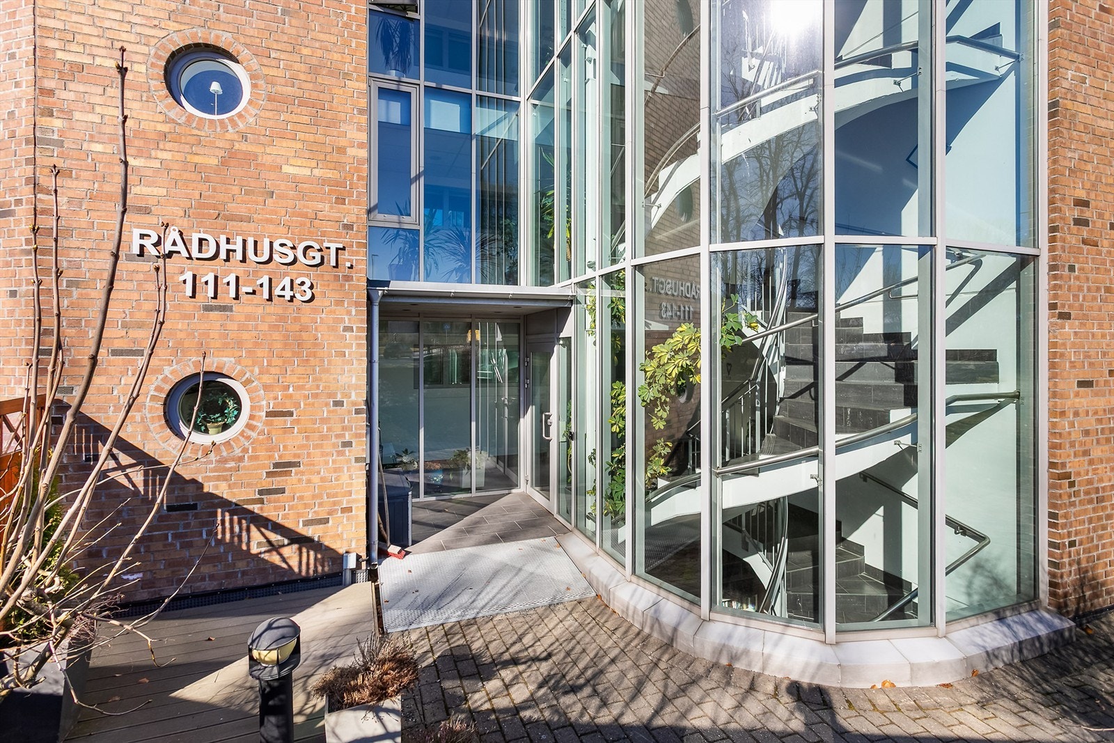 Siden leiligheten ligger i første etasje er adkomsten trinnfri og svært enkel. Heis i bygget gir enkel tilgang til øvrige etasjer - garasjen inkludert. Galleribilde