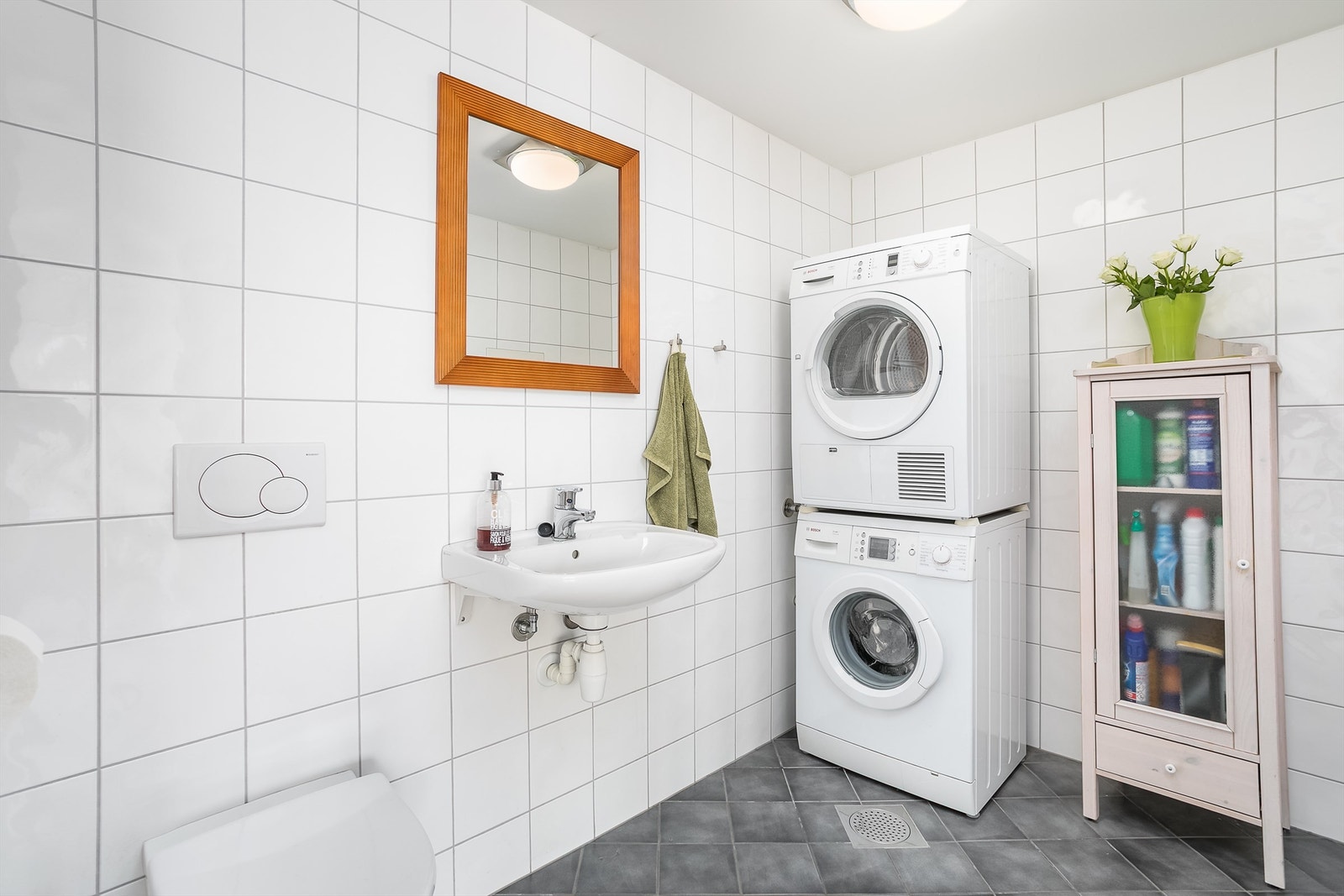 To våtrom er blant leilighetens mange kvaliteter. Dette fyller rollen som både vaskerom og gjestetoalett. Galleribilde