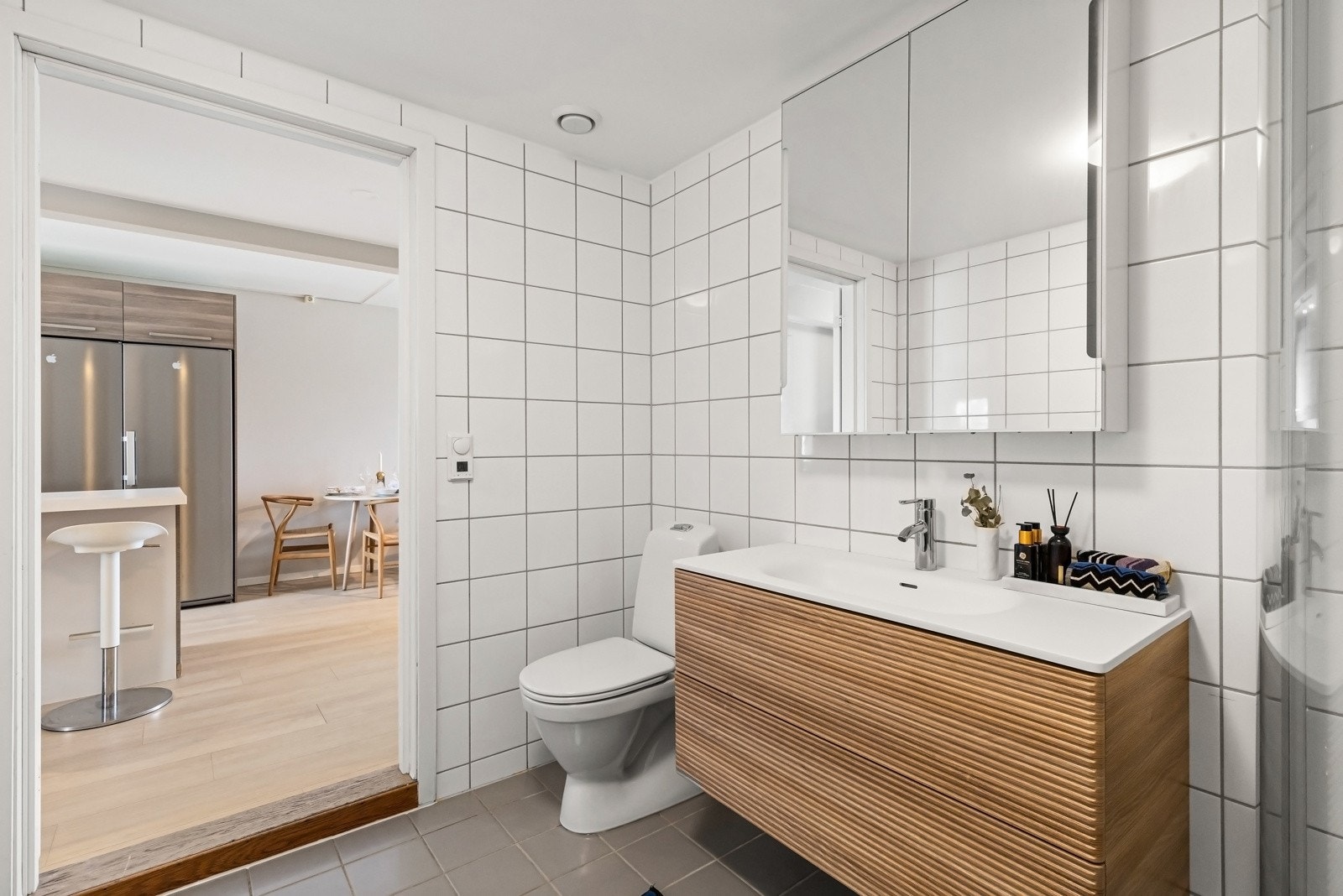 Baderommet er modernisert i 2025 med ny baderomsinnredning. Galleribilde