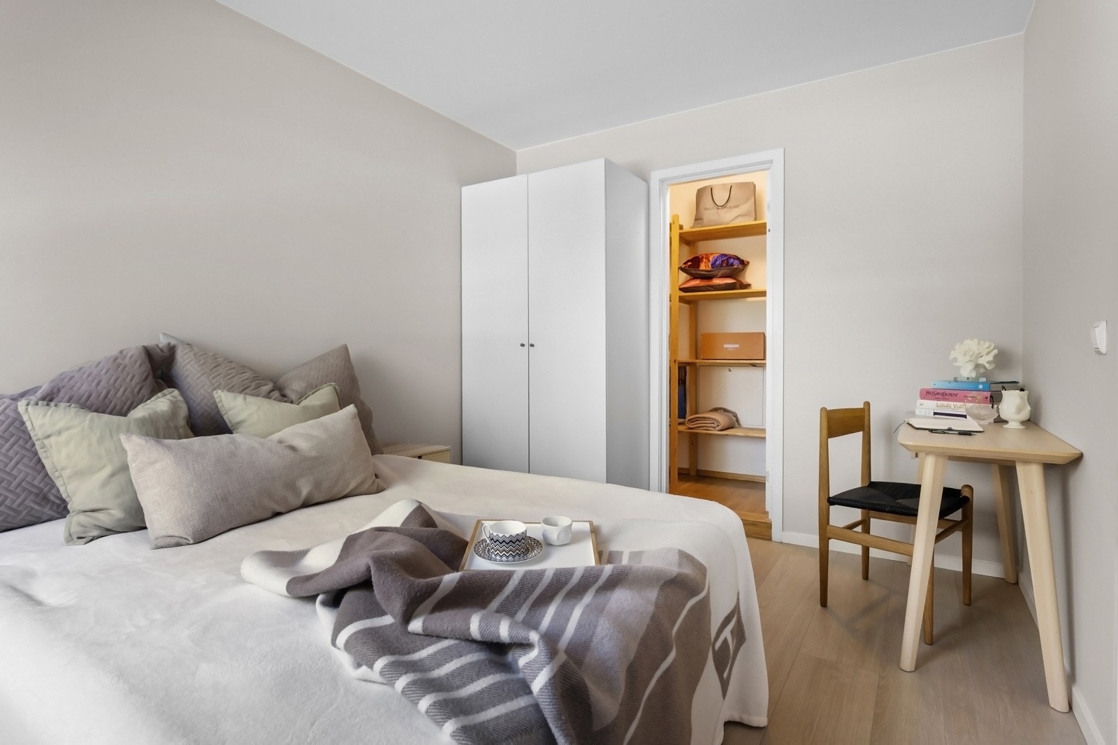 Soverommet har godt med oppbevaringsplass og er i tillegg tilknyttet et praktisk walk-in closet/bod. Galleribilde