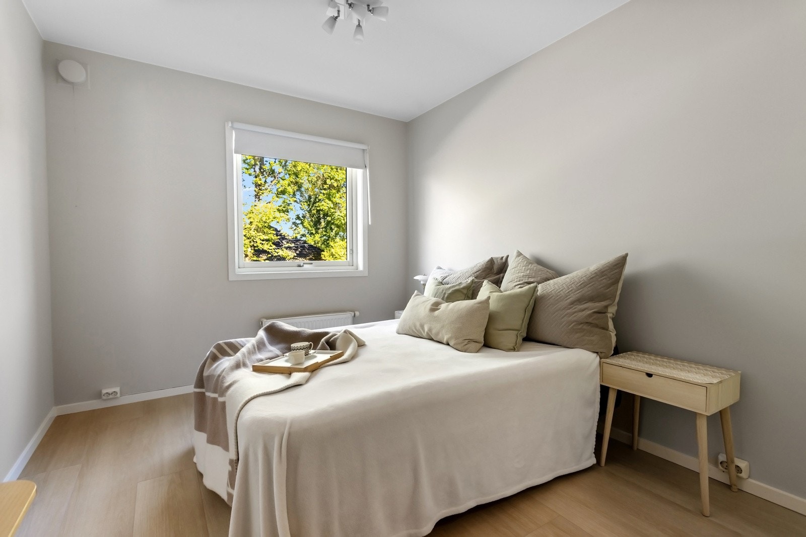 Stort, delikat hovedsoverom med god plass til dobbeltseng og nattbord. Galleribilde