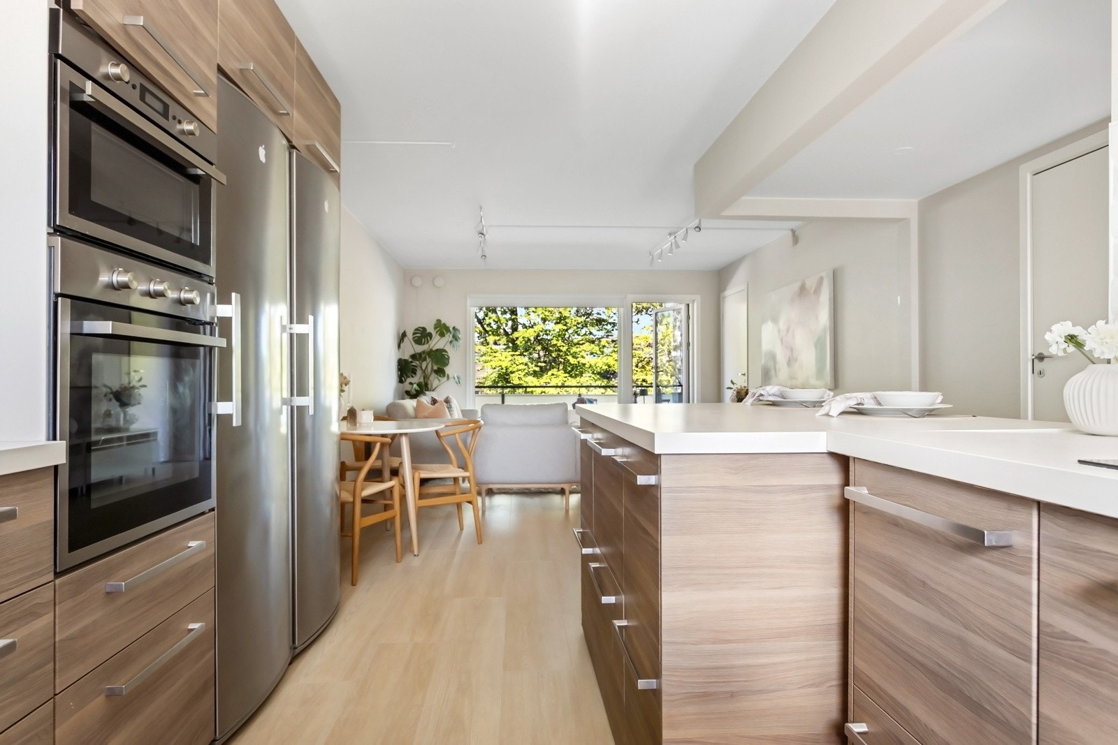 Kjøkkenet er utstyrt med platetopp, stekeovn, mikroovn, oppvaskmaskin og dobbelt kjøleskap med frysedel. Galleribilde