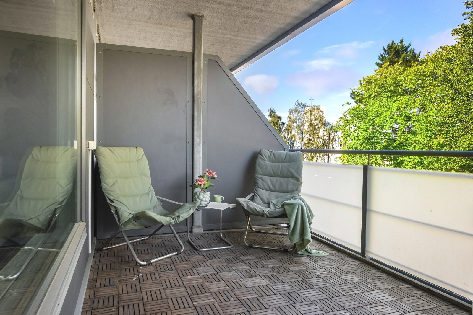 På vår- og sommerhalvåret vil dere garantert sette pris på en stor og herlig balkong. Galleribilde