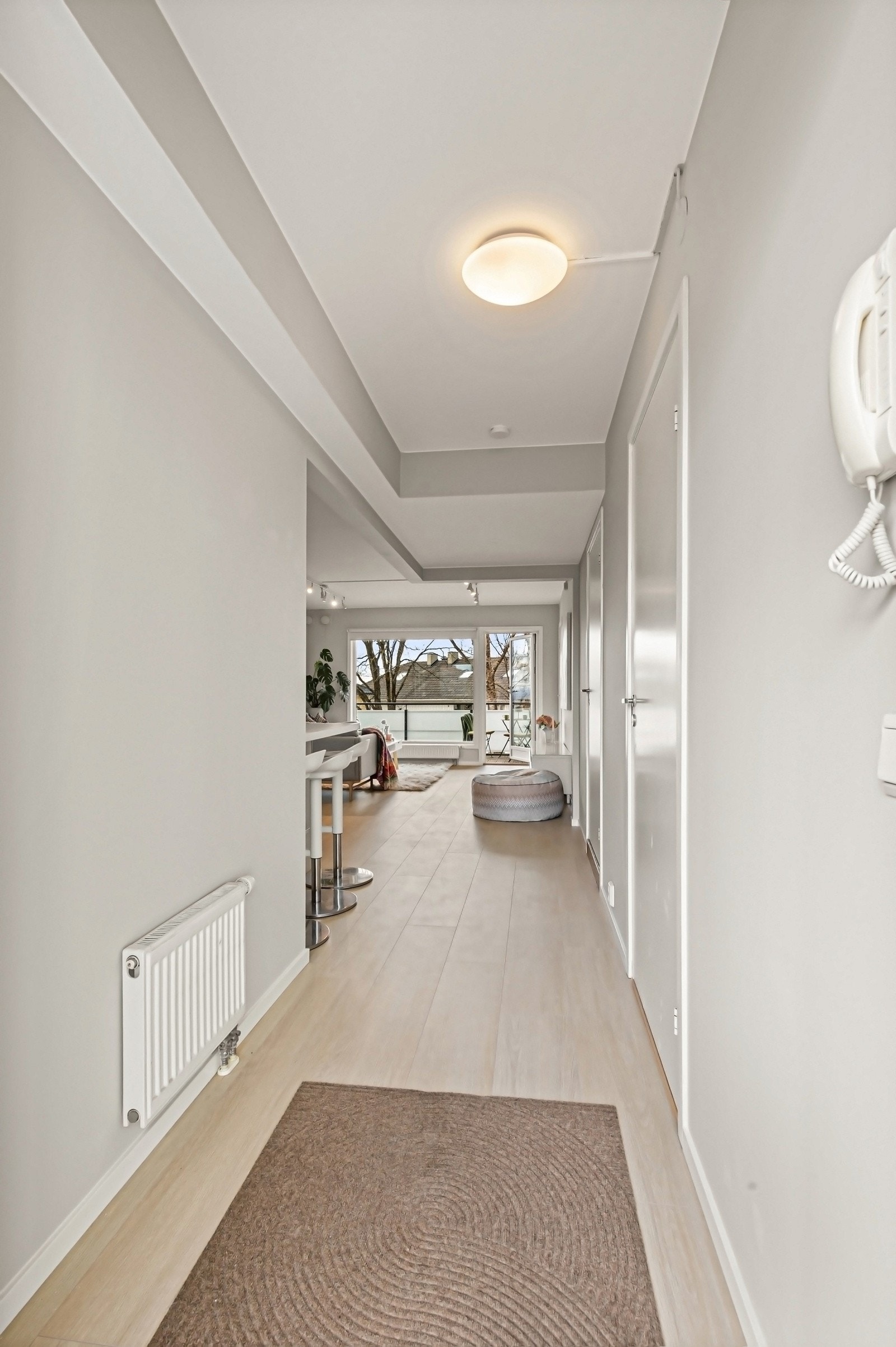 Boligen har praktisk beliggenhet i 2. etasje. Tilgang til leiligheten via heis og trapperom. Galleribilde