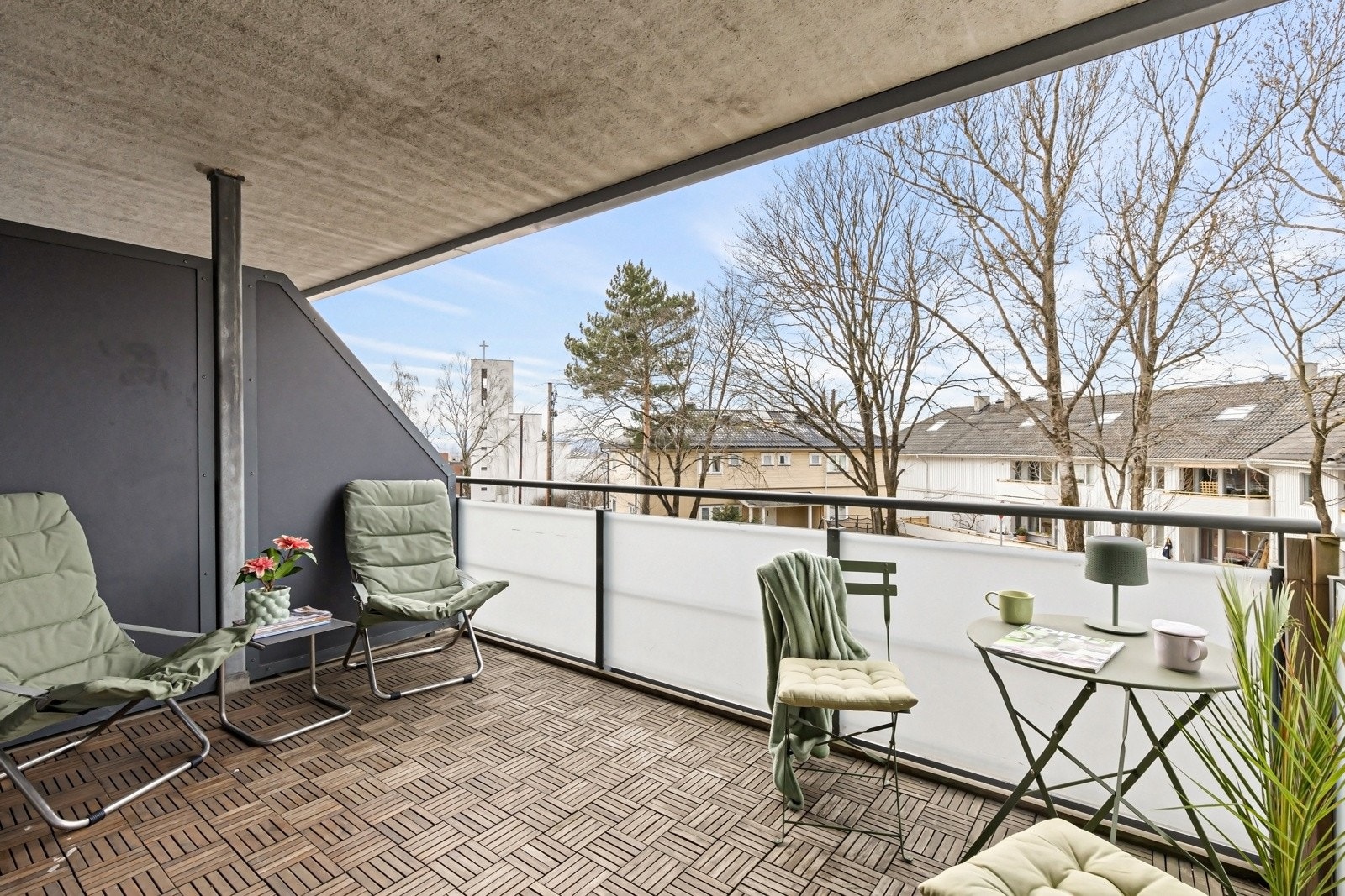 På vår- og sommerhalvåret vil dere garantert sette pris på en stor og herlig balkong. Galleribilde