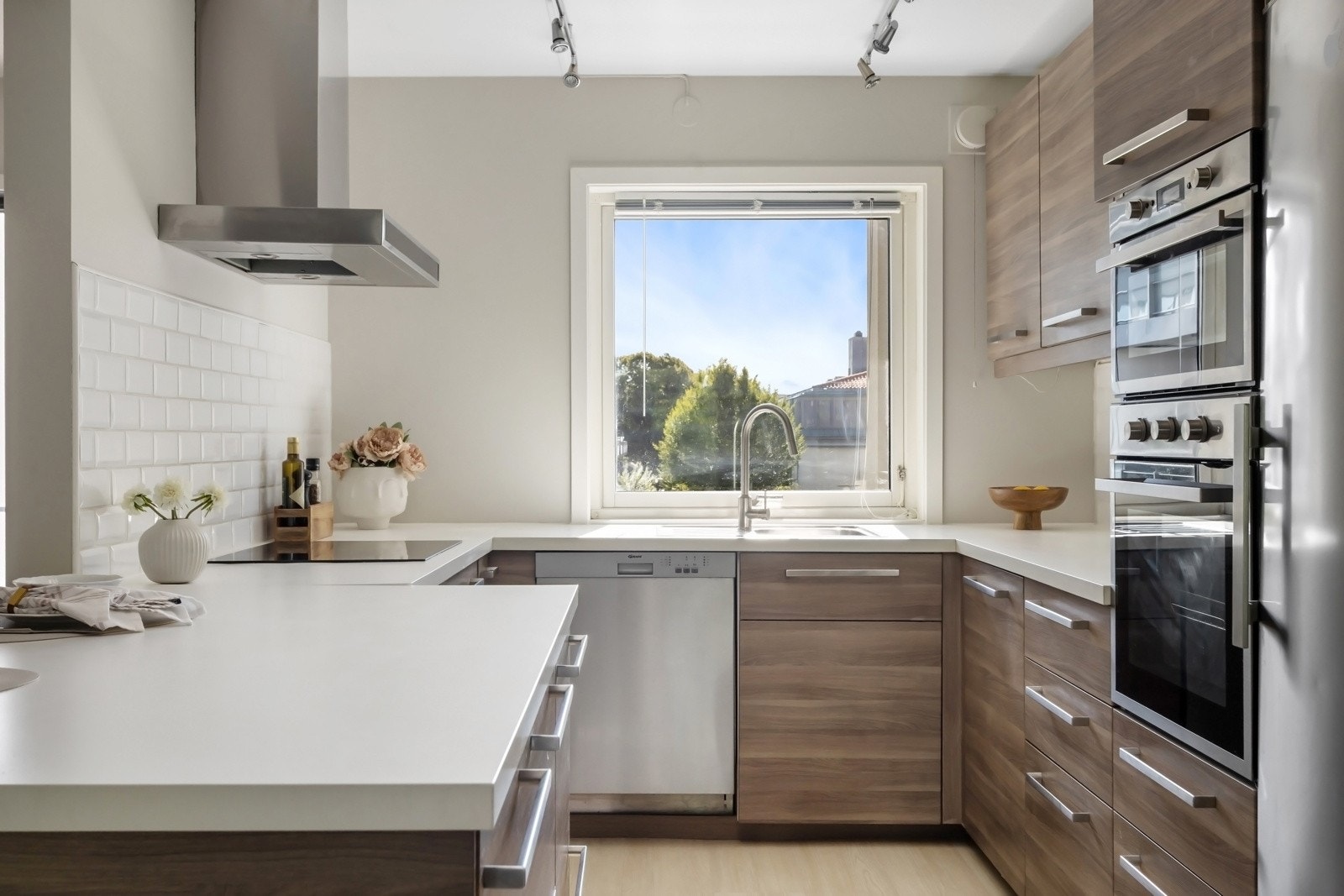 Her får dere et arbeidsvennlig og solid kjøkken med slette fronter og laminat benkeplate. Galleribilde