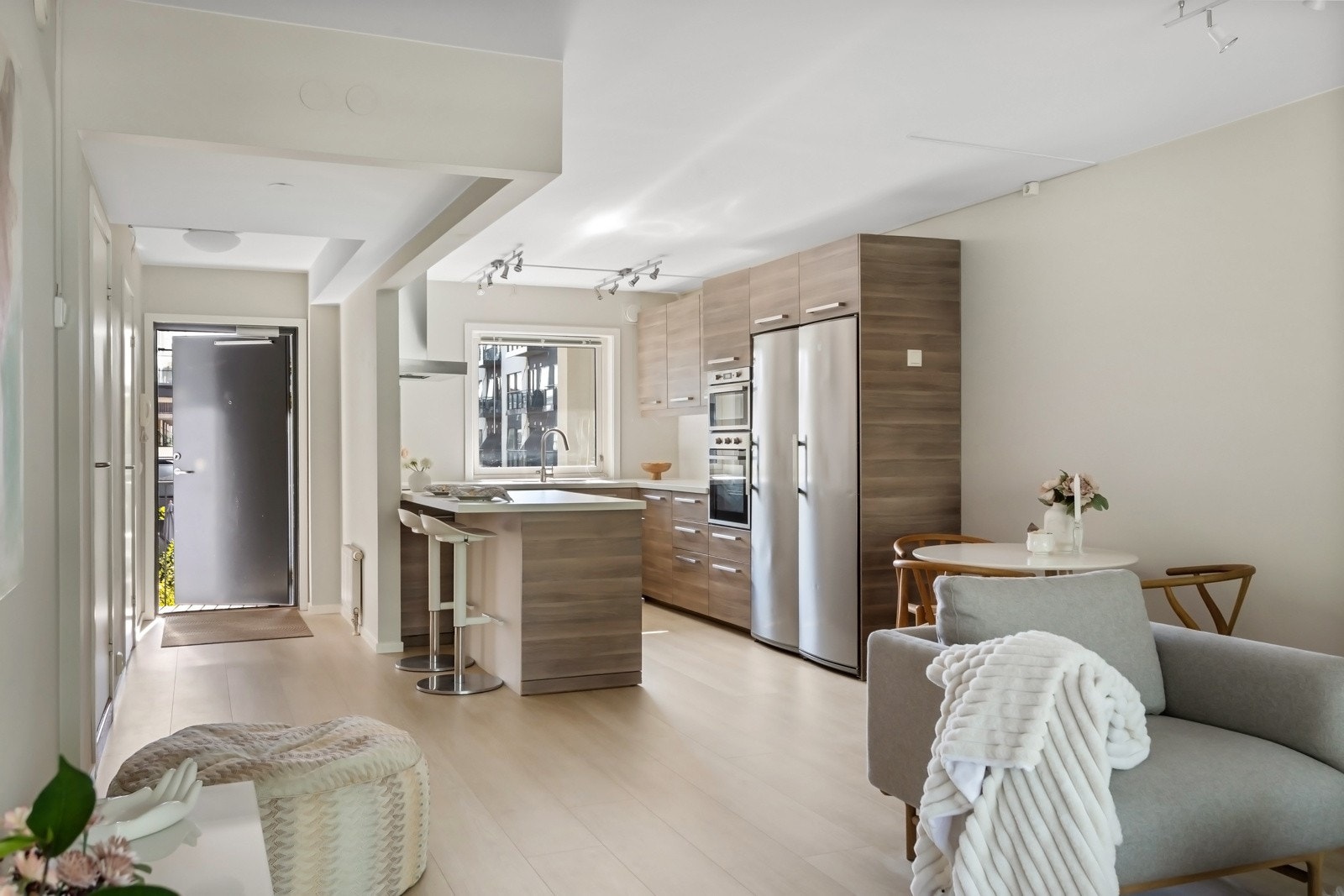 Kjøkkenets utforming gir plass til flere kokker og matglade gjester! Galleribilde