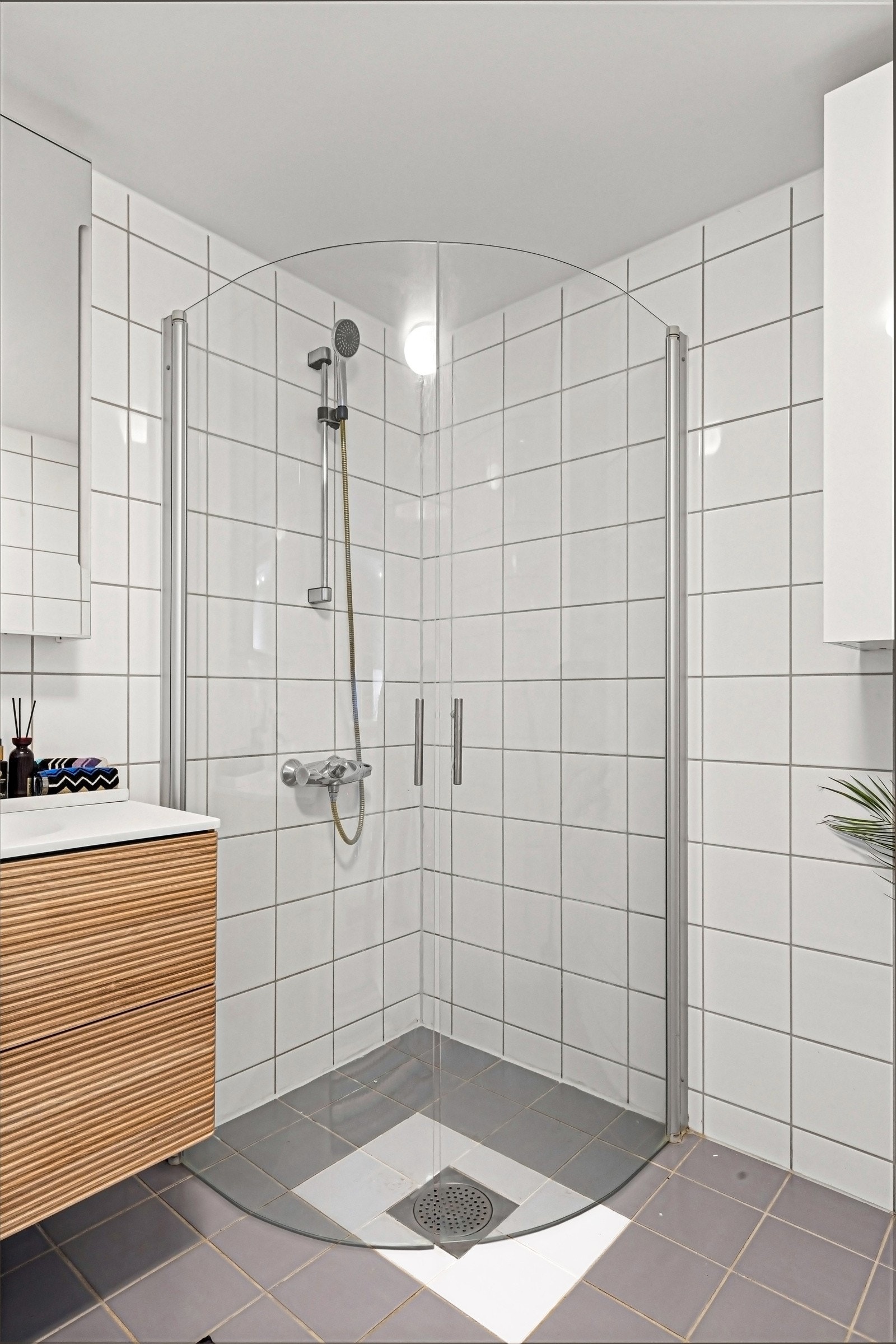 Romslig dusjnisje med dører i herdet glass. Galleribilde