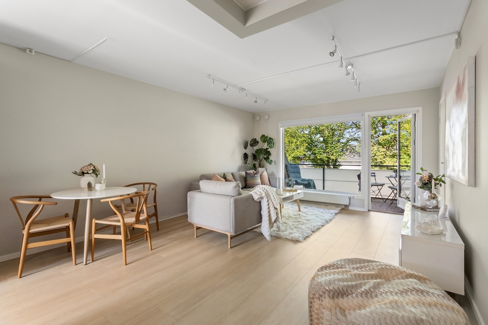 Gode lysforhold fra store vindusflater på begge sider av leiligheten. Galleribilde