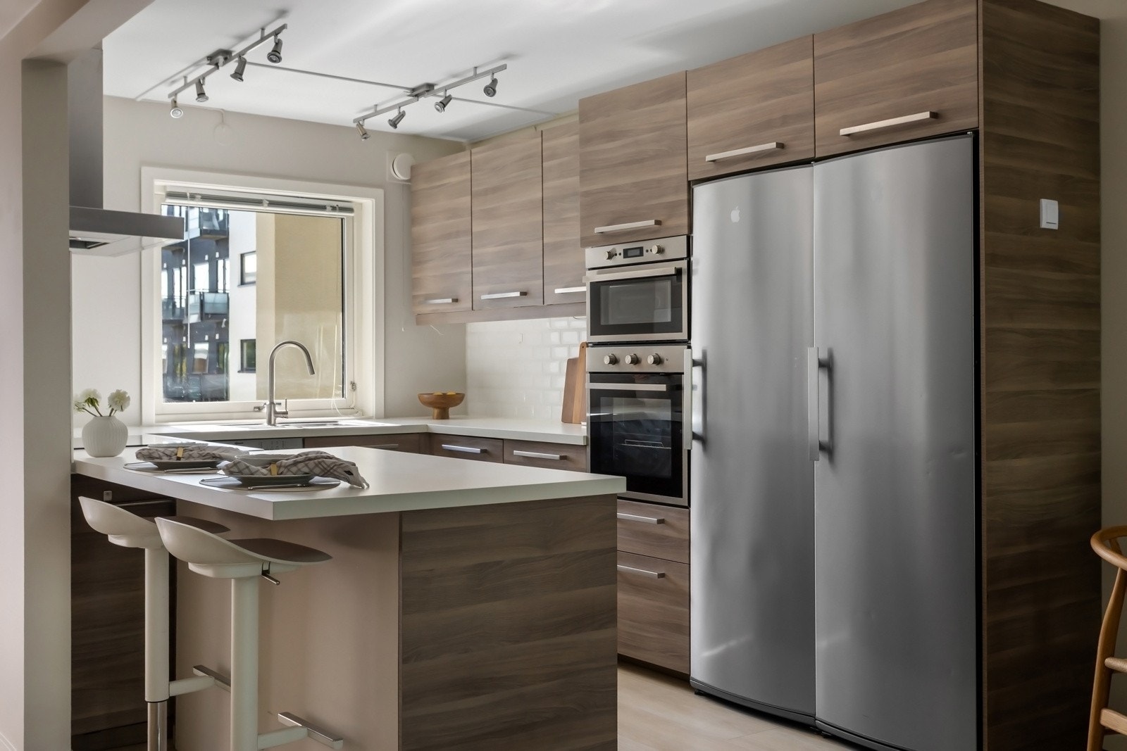 Stilrent kjøkken med innredning fra 2015. Praktisk flyttbar kjøkkenøy med god plass til hyggelig spiseplass. Galleribilde