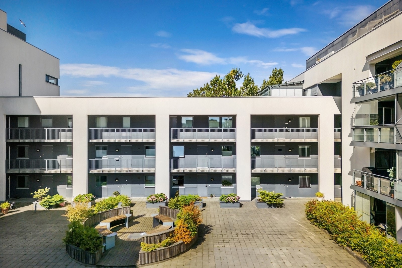 Fellesområdene er pent opparbeidet med sittegrupper og vakker beplantning. Galleribilde