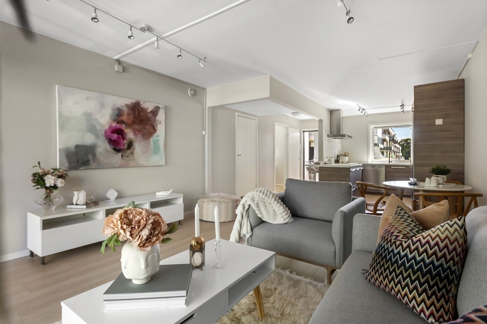 Leiligheten er nylig oppgradert med nytt laminatgulv og nymalte overflater i alle rom. Galleribilde