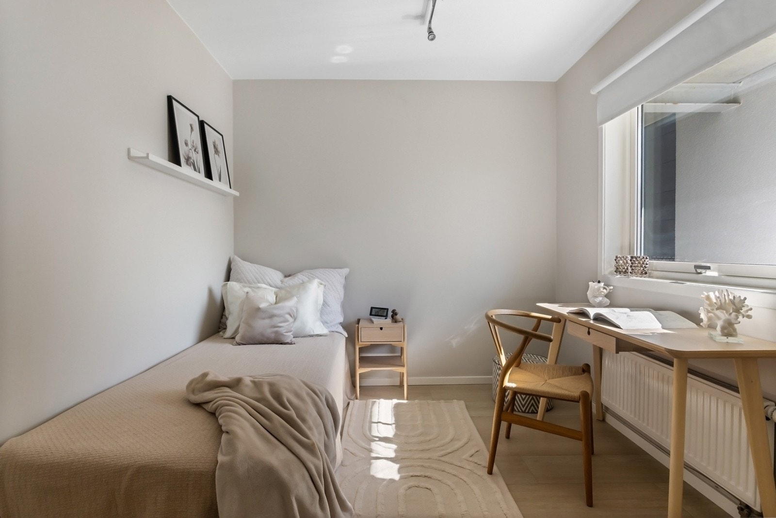 Soverom 2 med mange muligheter! Soverommet kan benyttes som barnerom, gjesterom eller kontor. Galleribilde