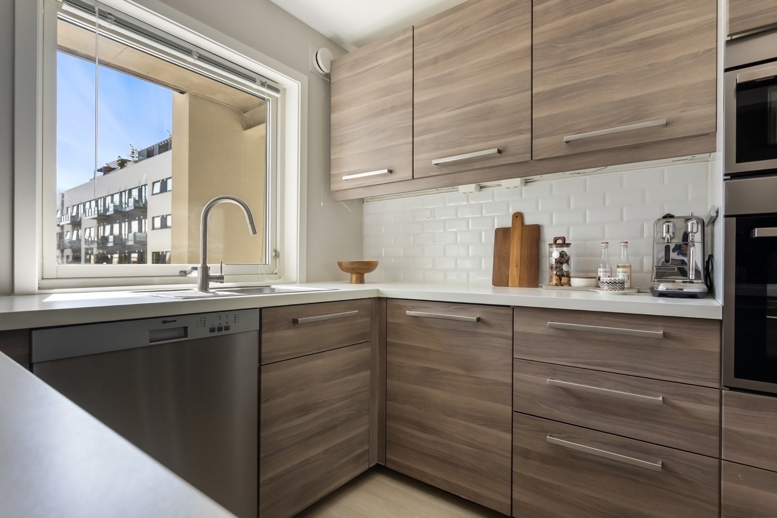 Kjøkkenets utforming gir plass til flere kokker og matglade gjester! Galleribilde