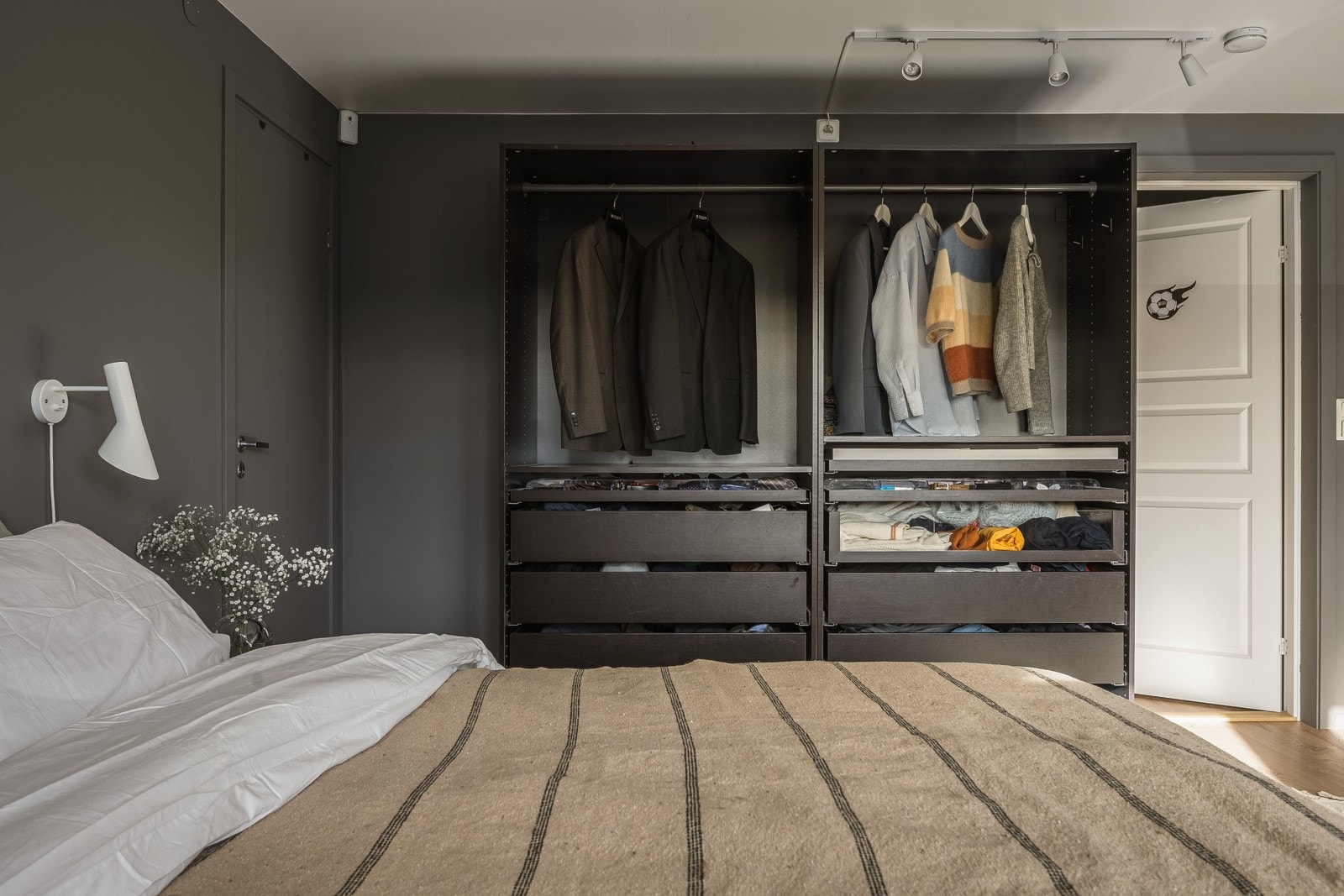 Alle soverommene i boligen har garderobeskap. Galleribilde