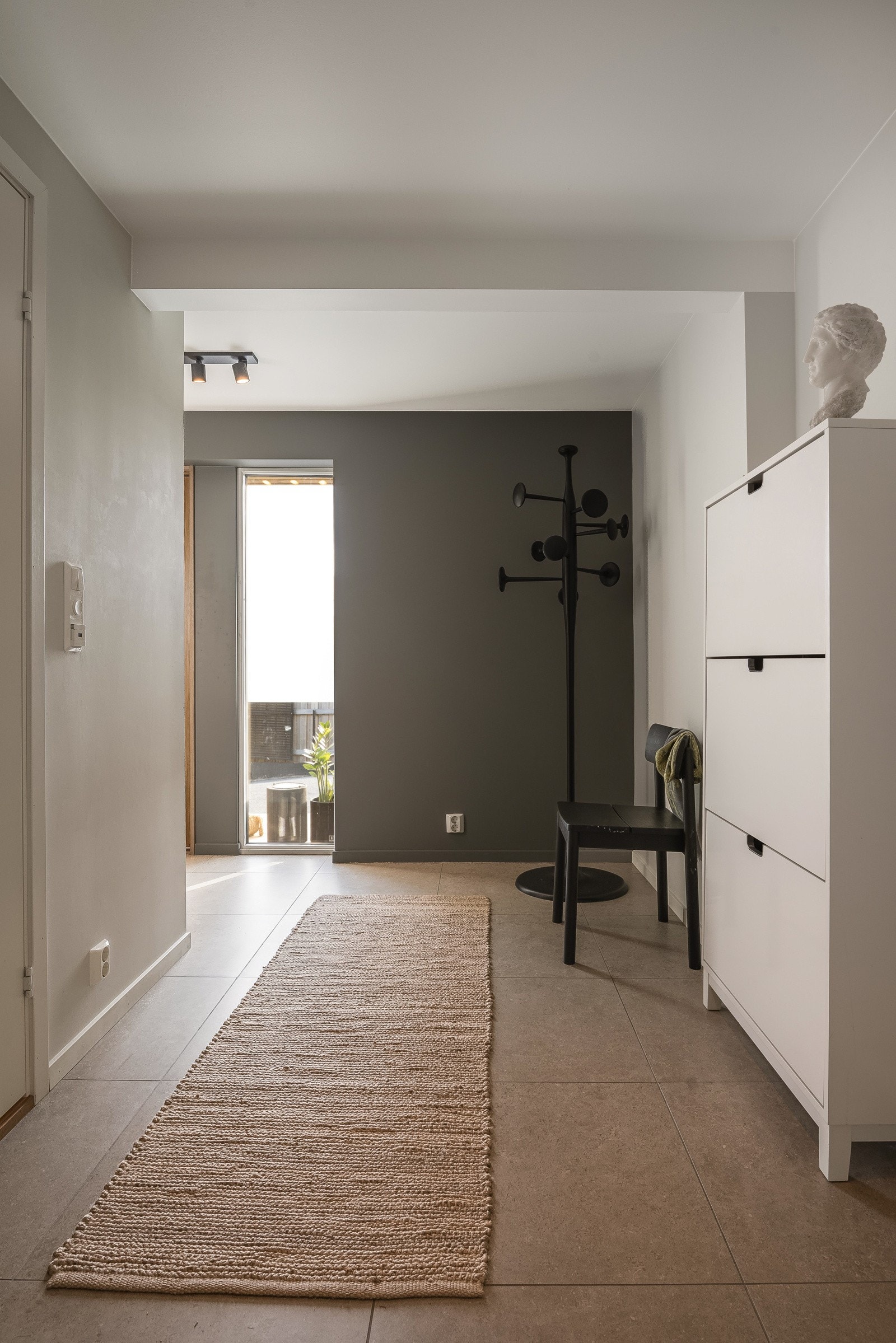 Innbydende og romslig entrè. Galleribilde