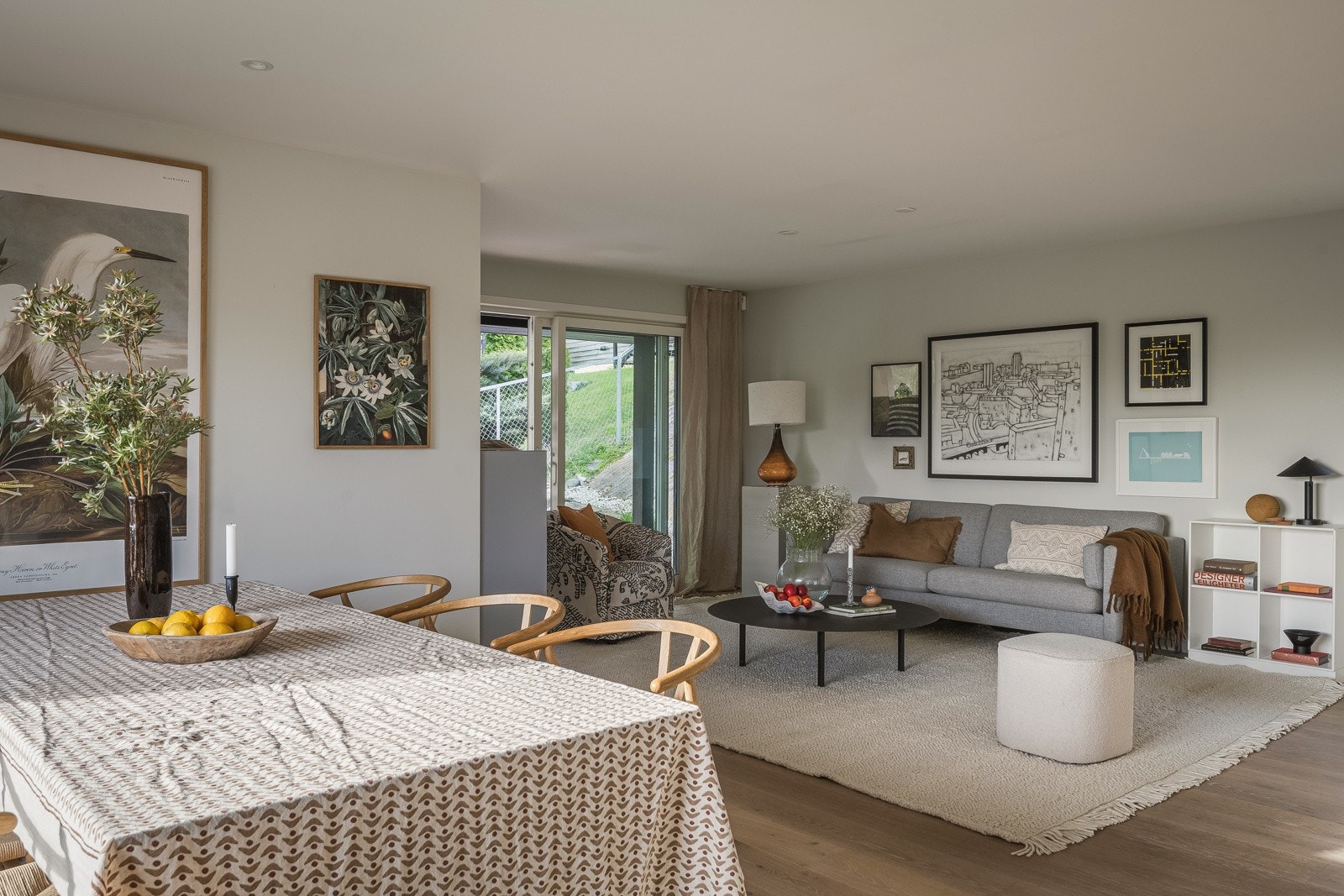 Her er det god plass til sofagruppe, TV-møblement, bokhyller, vitrineskap og spisegruppe. Galleribilde