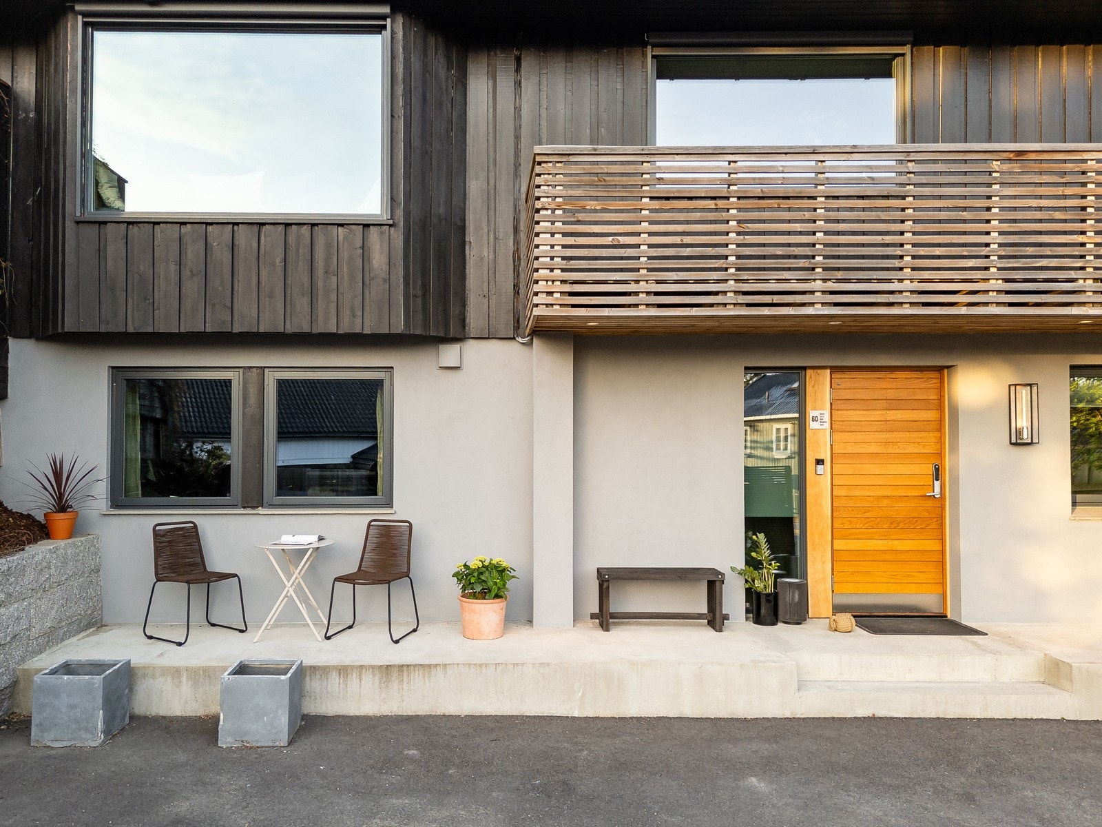 Bovalls inngangsdør med kodelås og videoringeklokke. Galleribilde