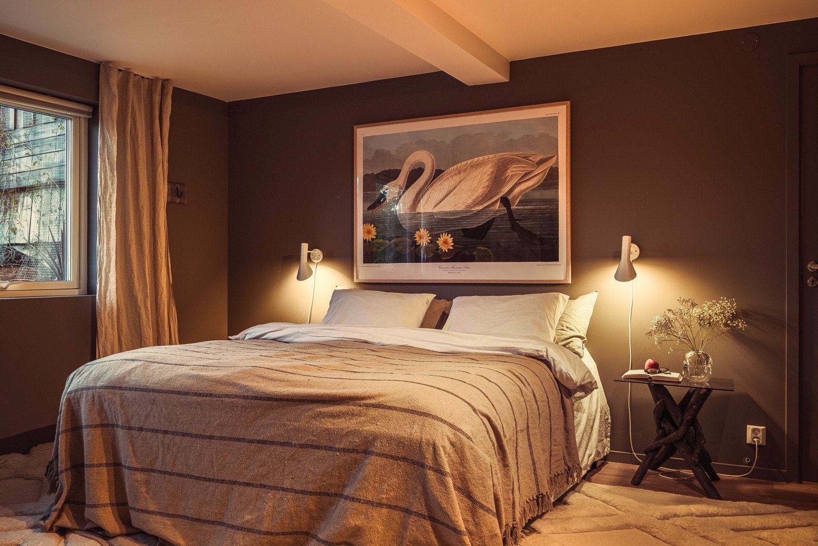 Lunt og romslig hovedsoverom med god plass til dobbeltseng og tilhørende møblement. Galleribilde