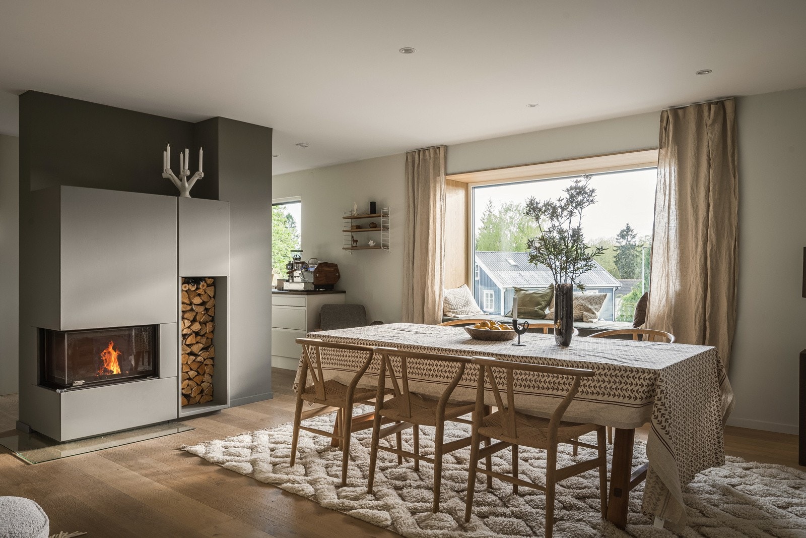 Lys og koselig spisestue med kosekrok i nisjen Galleribilde