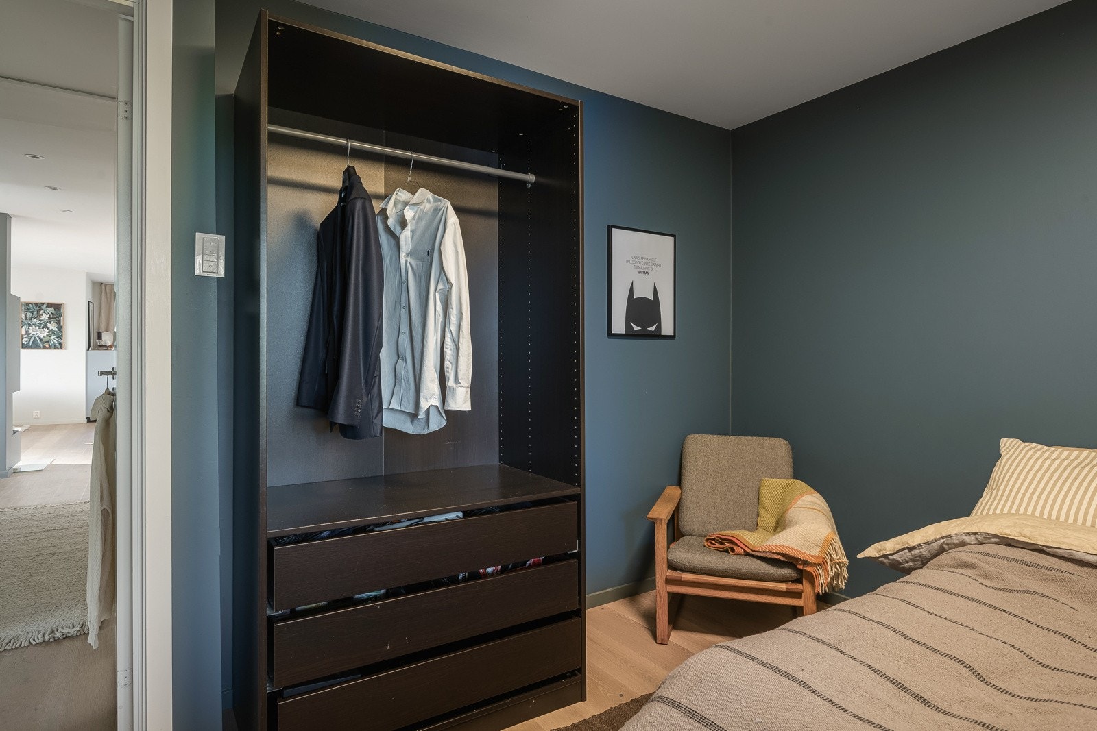 Også dette med god plass til garderobeskap og seng. Galleribilde