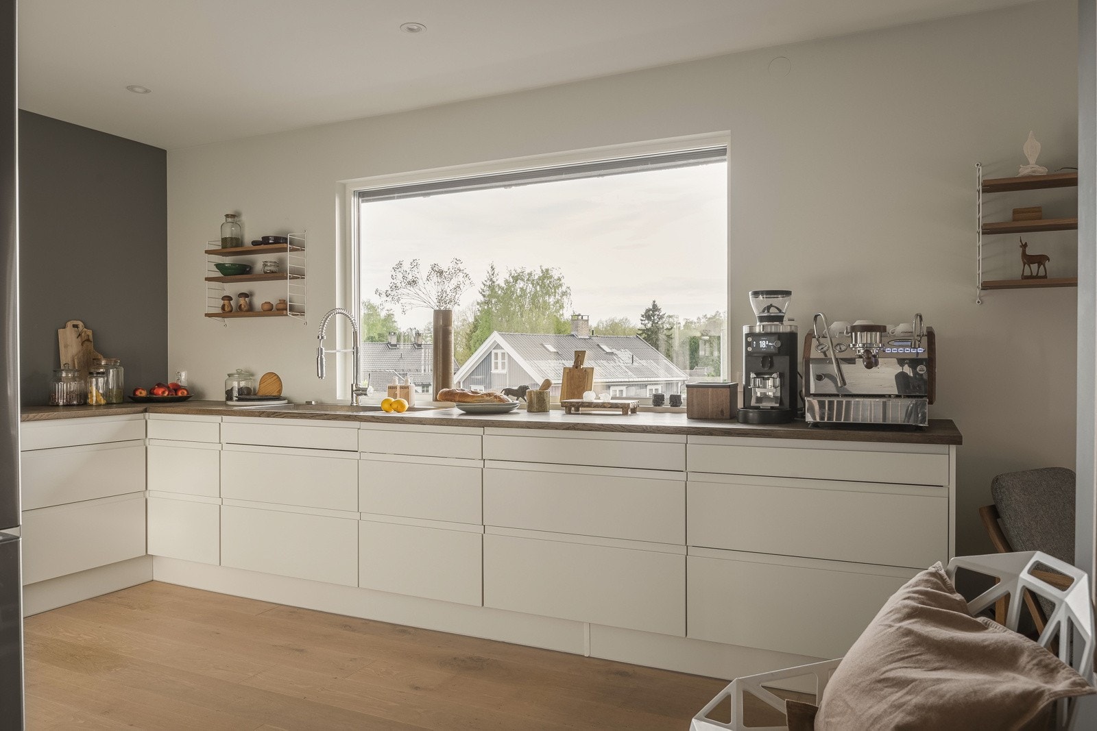 Kjøkkenet har interegrerte hvitevarer fra Miele. Toppmodell på ovn, varmeskuff, koketopp med ventilator og oppvaskmaskin. Galleribilde