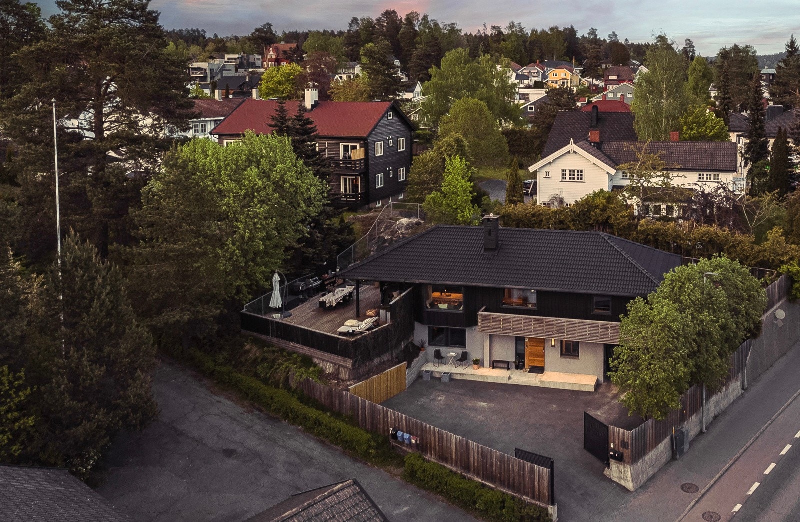 Fra huset har man gangavstand til et godt utvalg av daglige servicetilbud. Dagligvarehandelen kan enkelt gjøres ved bl.a. Kiwi og Meny. Galleribilde