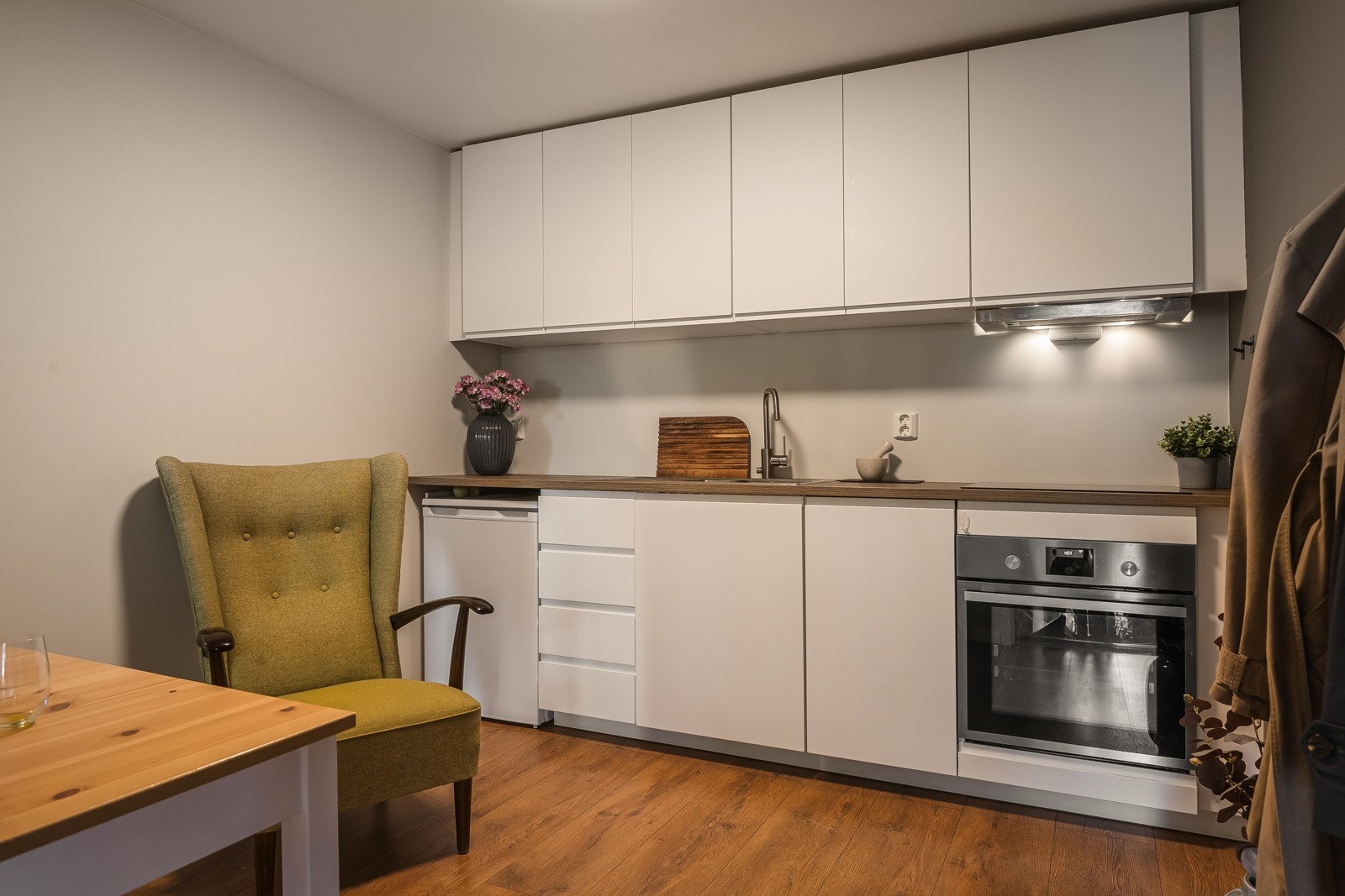 Hybelkjøkkenet har Ikea kjøkkeninnredning fra 2018. Galleribilde