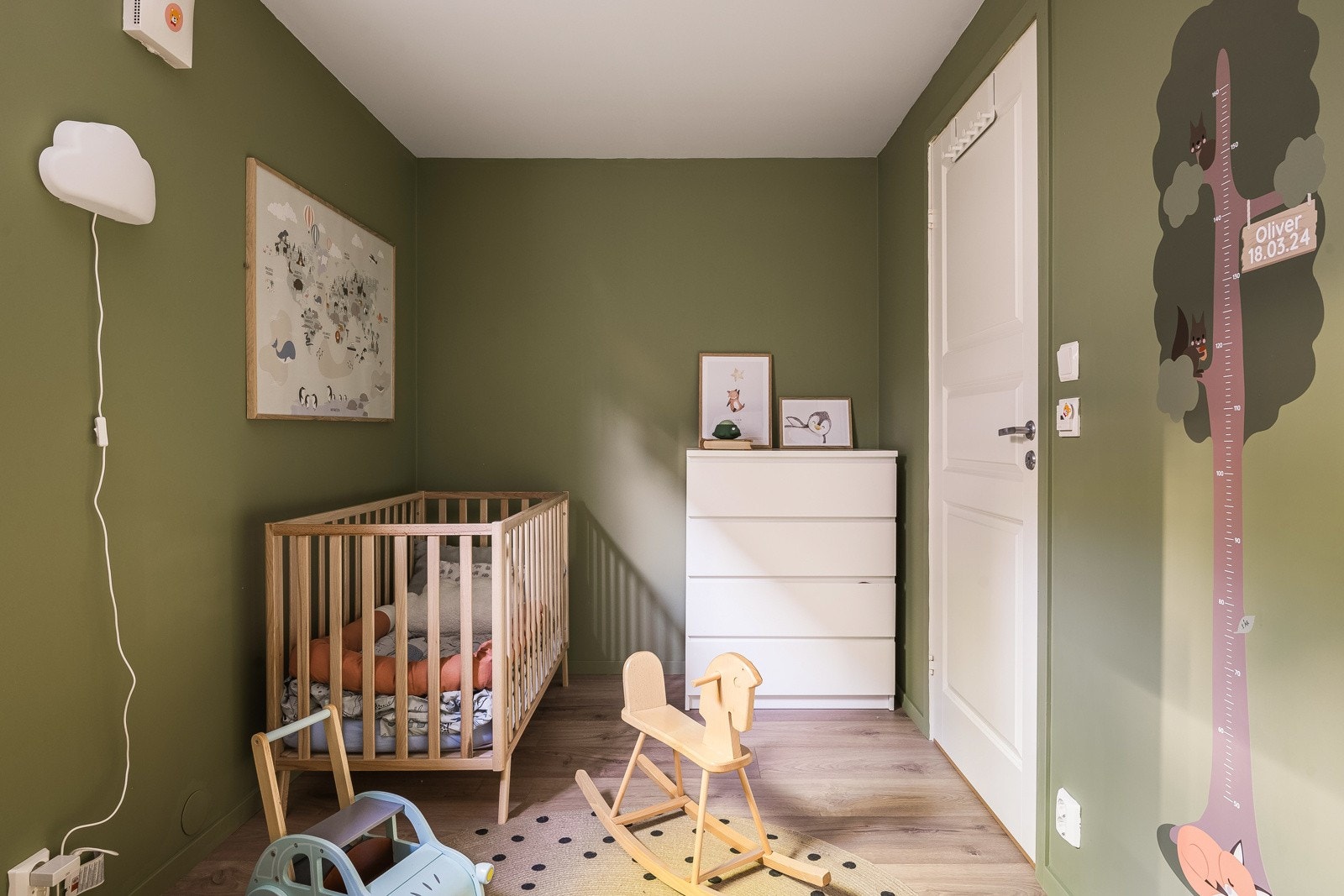 Barnerommet er malt i passende farge og har god plass til barneseng og tilhørende møblement. Galleribilde