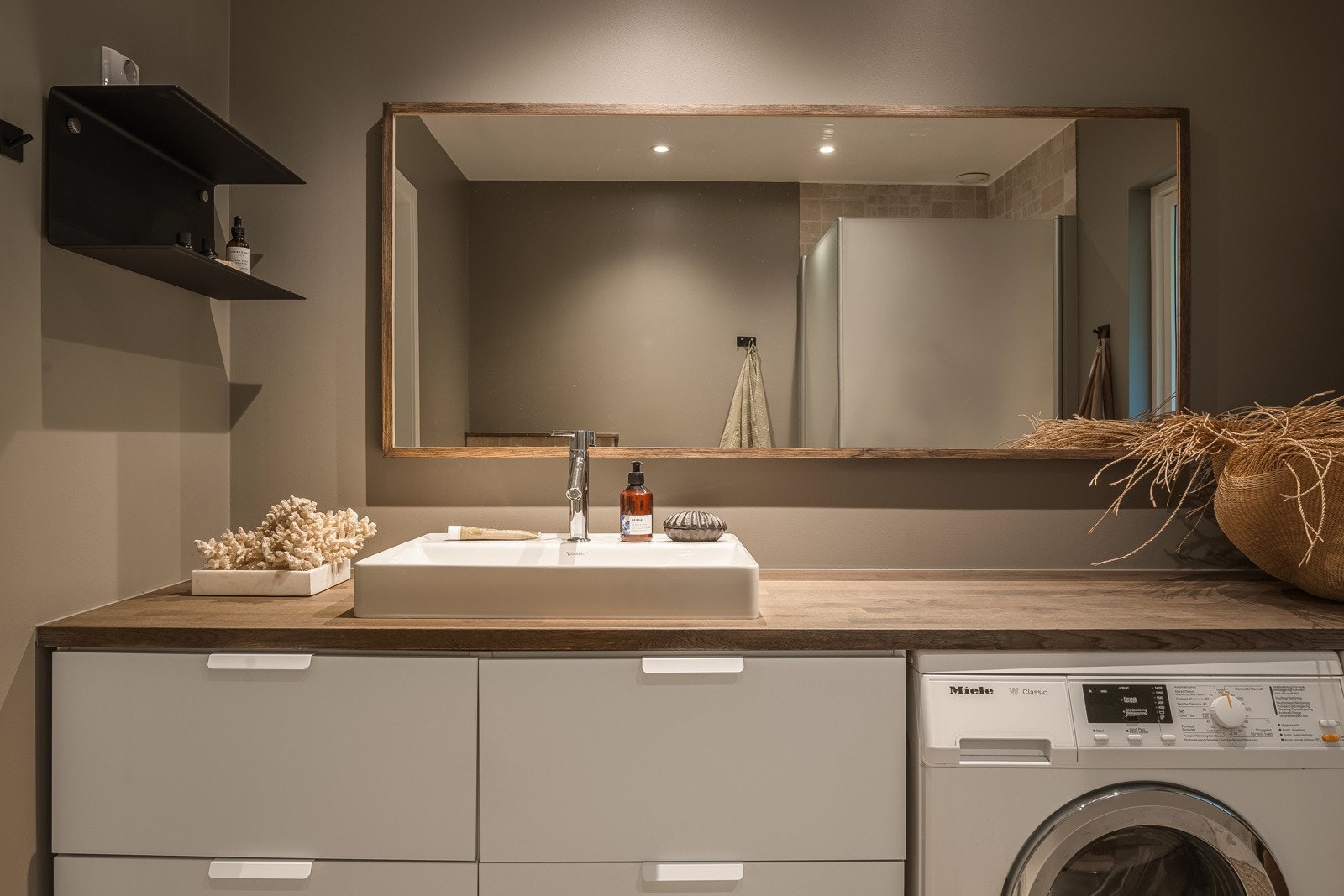 Hovedbadet har flislagt gulv med varmekabler. Galleribilde