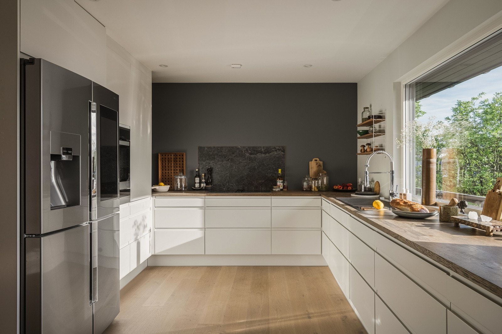 Stilig kjøkken med HTH kjøkkeninnredning fra 2021 og heltre benkeplate. Galleribilde