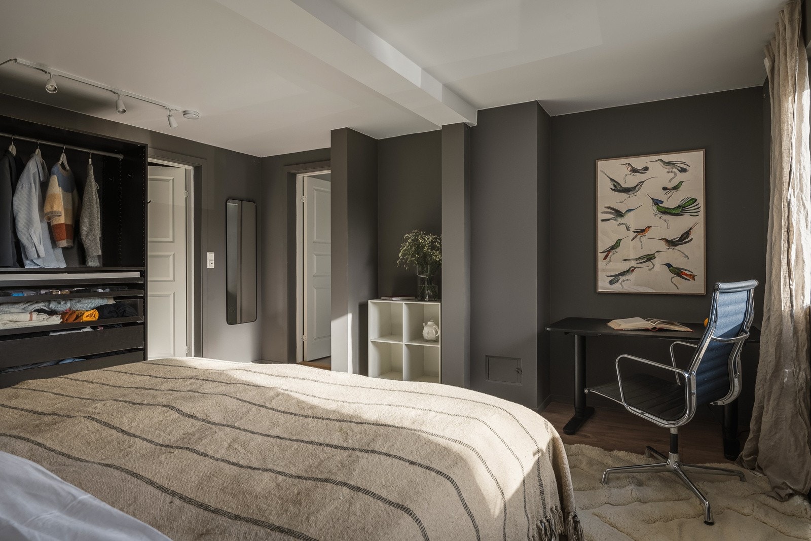 På hovedsoverommet har du også plass til ditt eget kontorhjørne. Galleribilde