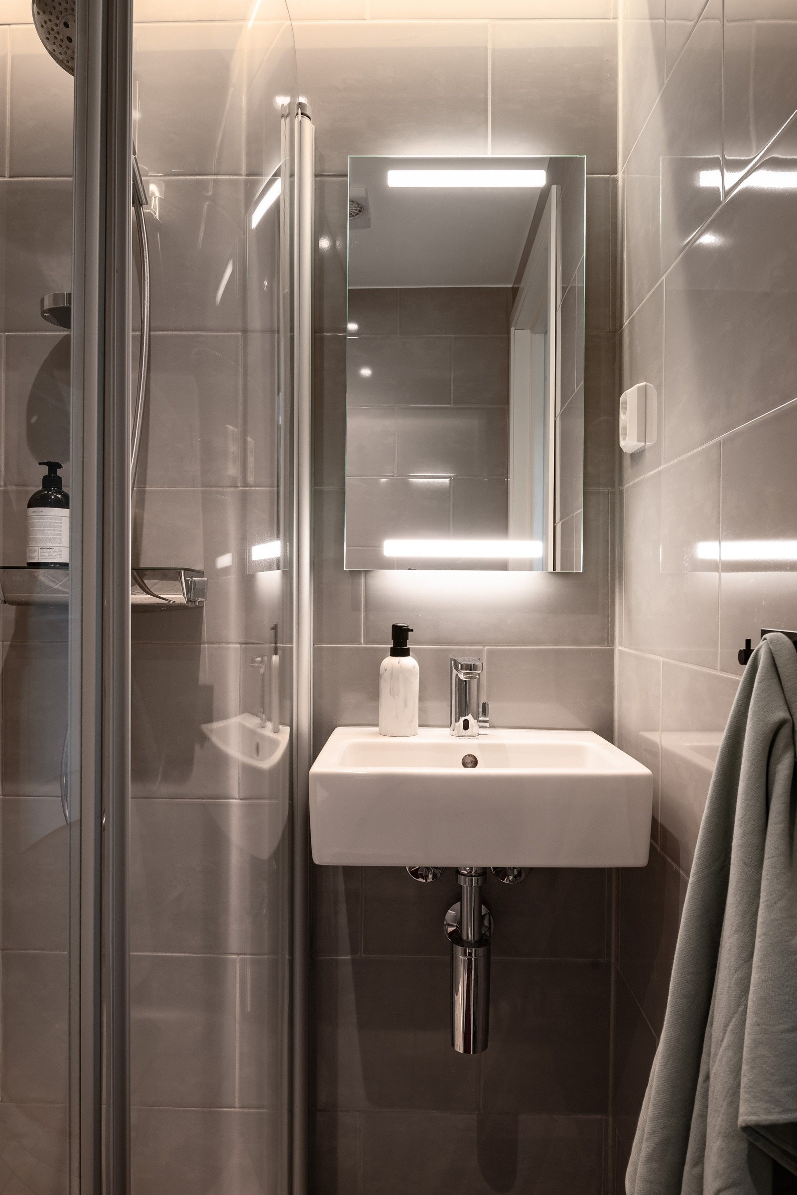 Lekkert bad i underetasjen, pusset opp i 2018 med vegghengt wc, servant og dusj. Galleribilde