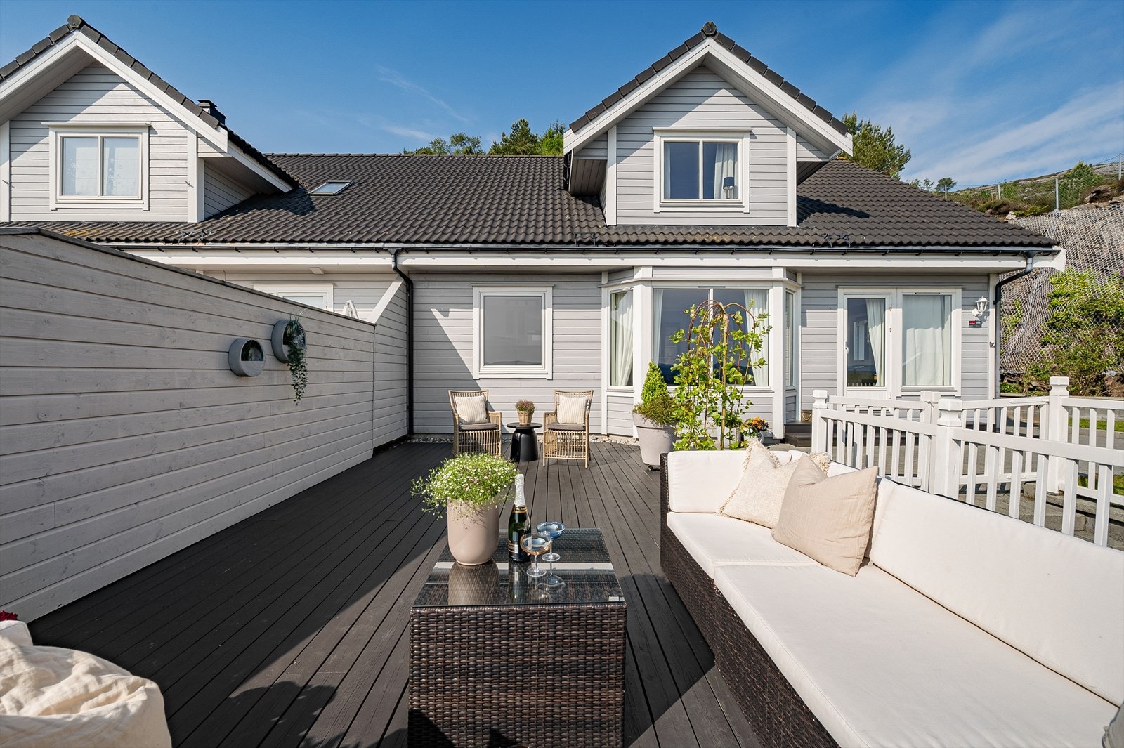 Terrassen har godt med plass til både sofagruppe, spisebord og eventuelt solsenger. Galleribilde