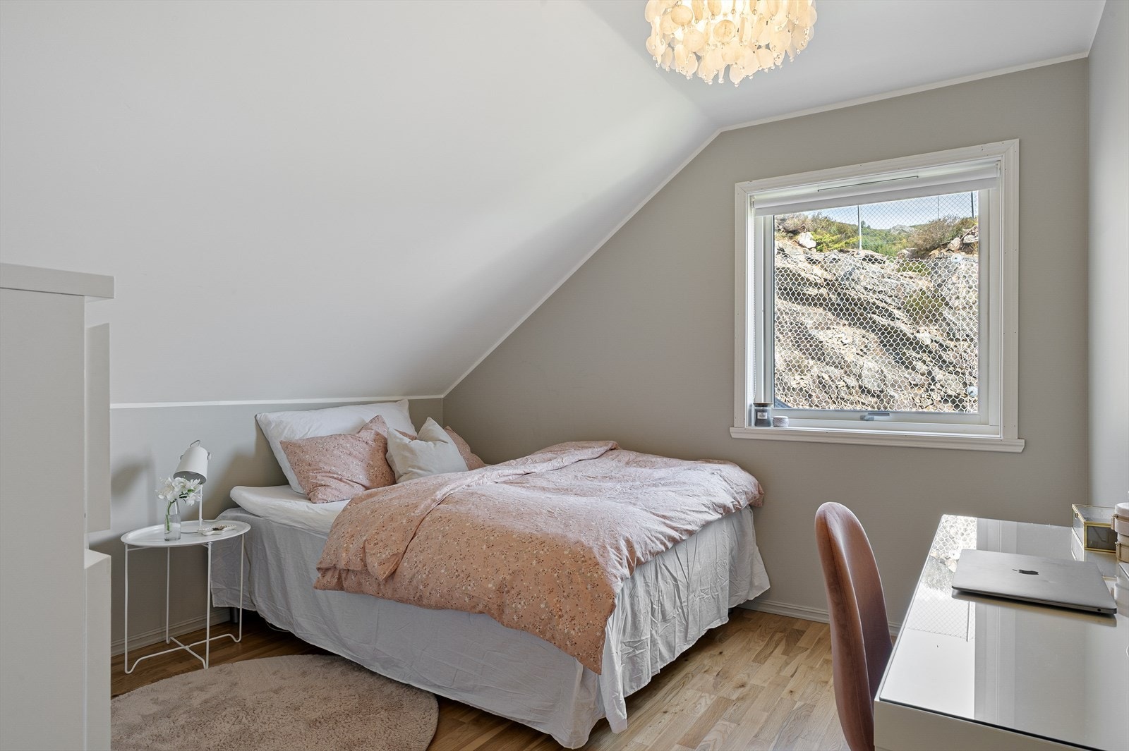 Soverom nr. 3 plass til dobbeltseng, skrivepult og oppbevaring. Galleribilde