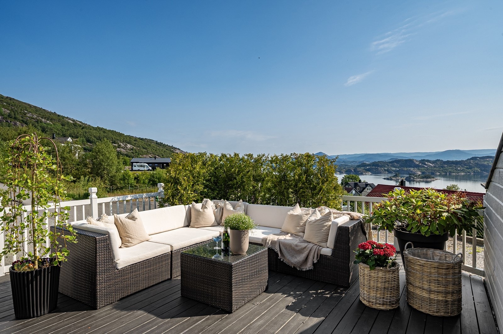 Fra stuen er det direkte utgang til en flott terrasse på 40m². Galleribilde