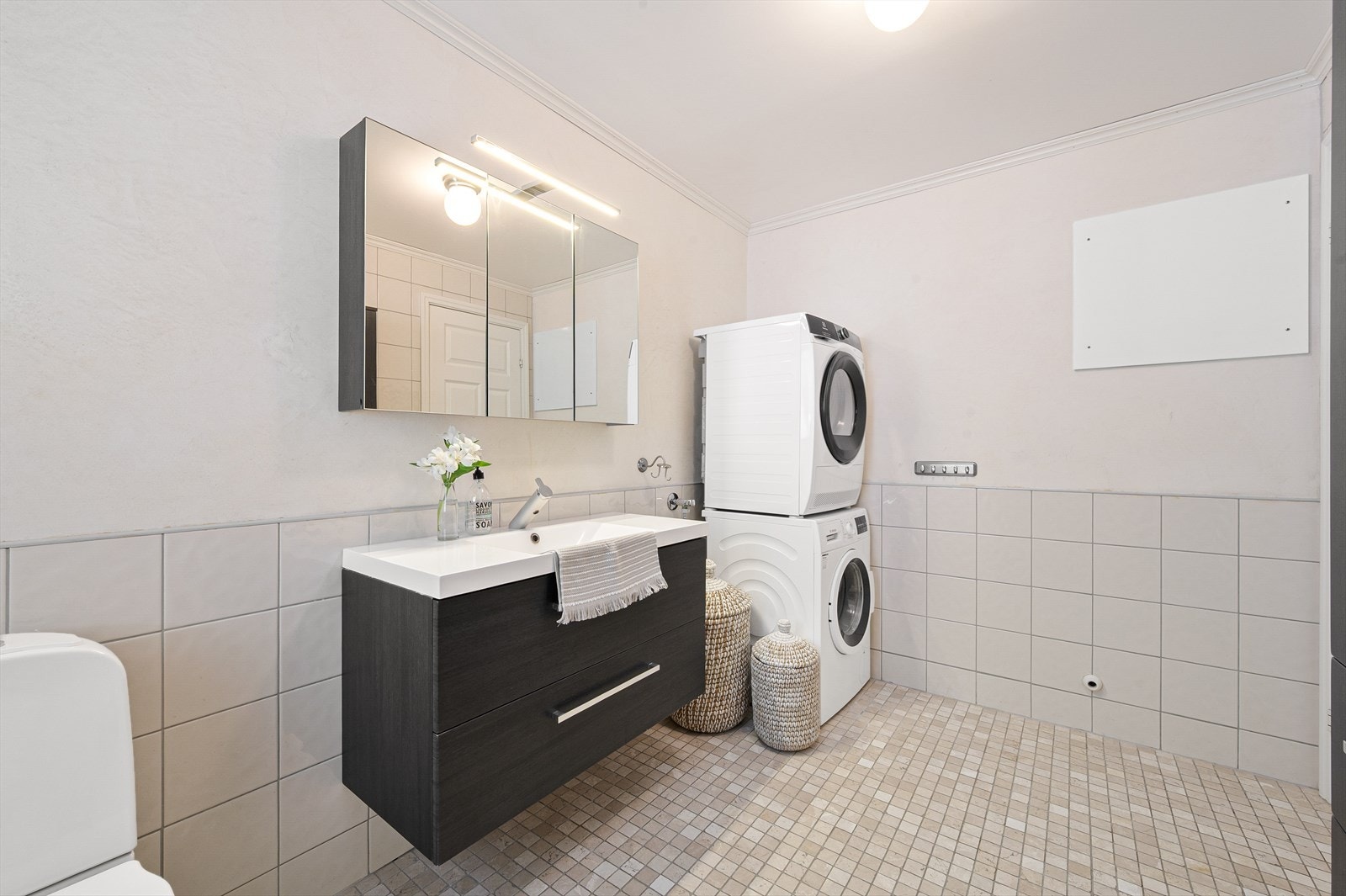 Badet har gulvvarme og opplegg for vaskemaskin(kran og avløp). Galleribilde