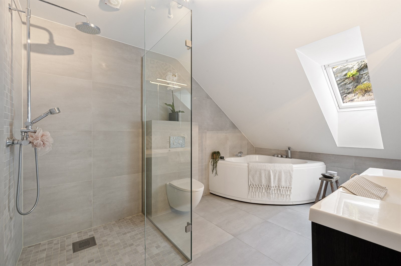 Badet i 2. etg er utført med lekre fliser på gulv og vegger. Galleribilde