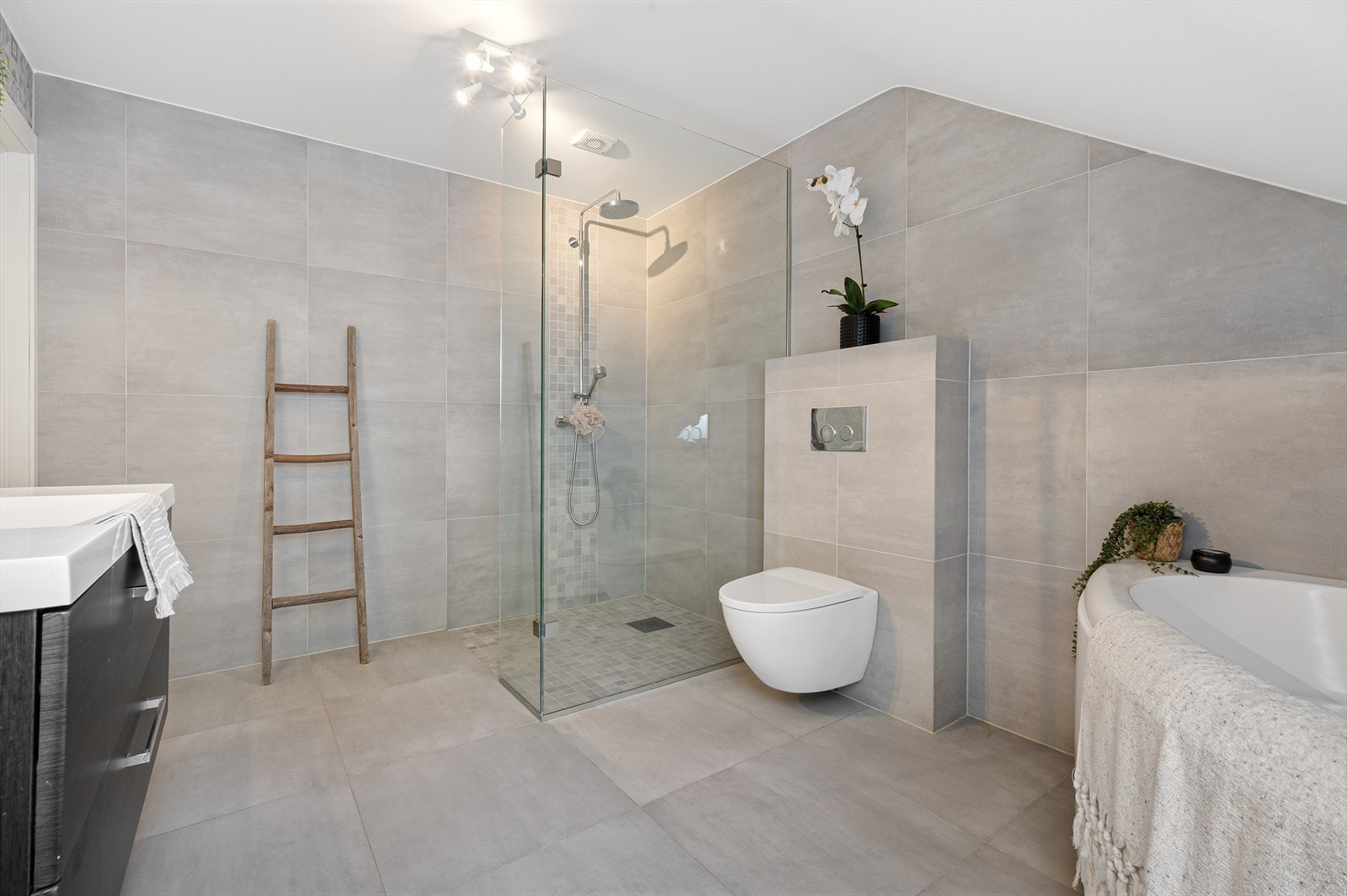 Det er varmekabler på badet og vannrør av plast (rør-i-rør). Galleribilde