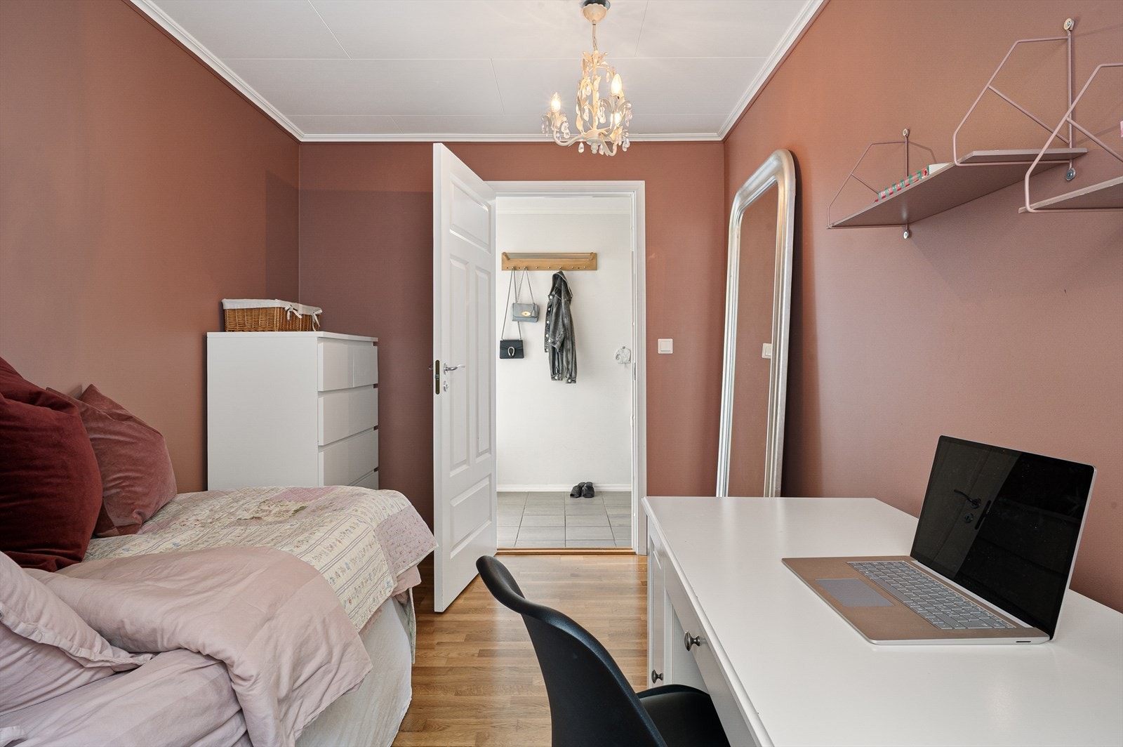 Det er plass til både seng, garderobe og øvrig møblement. Galleribilde