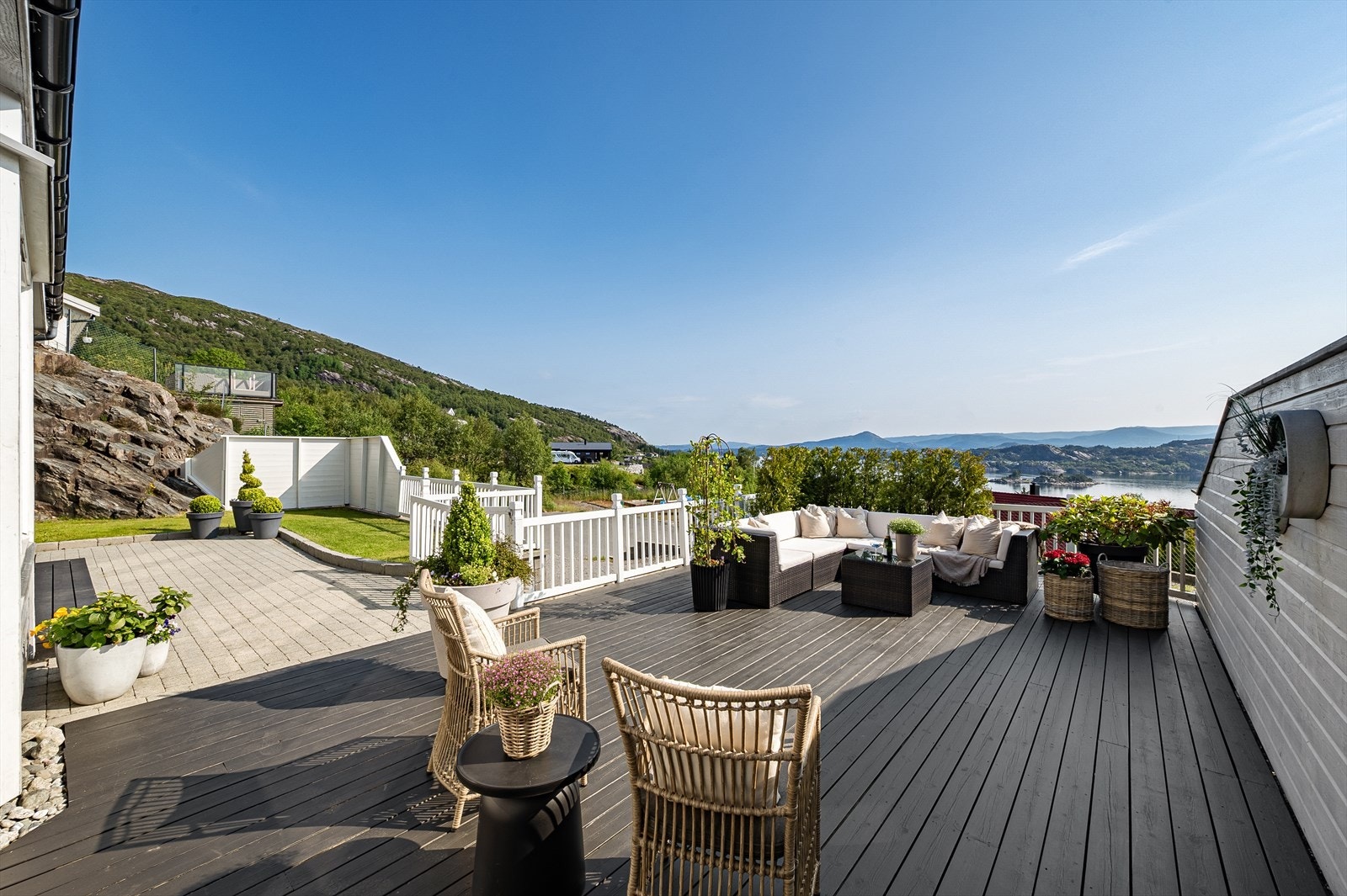 Flott terrasse med gode solforhold og nydelig utsikt, perfekt for både avslapning og sosiale sammenkomster. Galleribilde