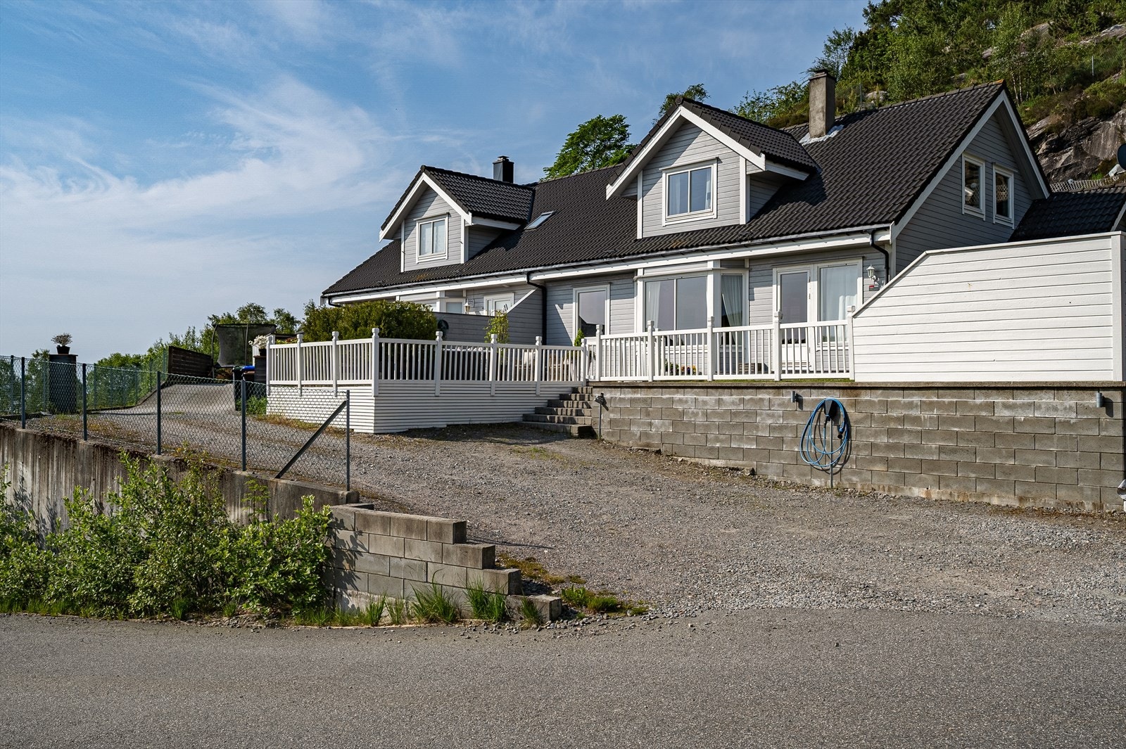Velholdt fasade med klassisk uttrykk og god plass til parkering på egen tomt. Galleribilde