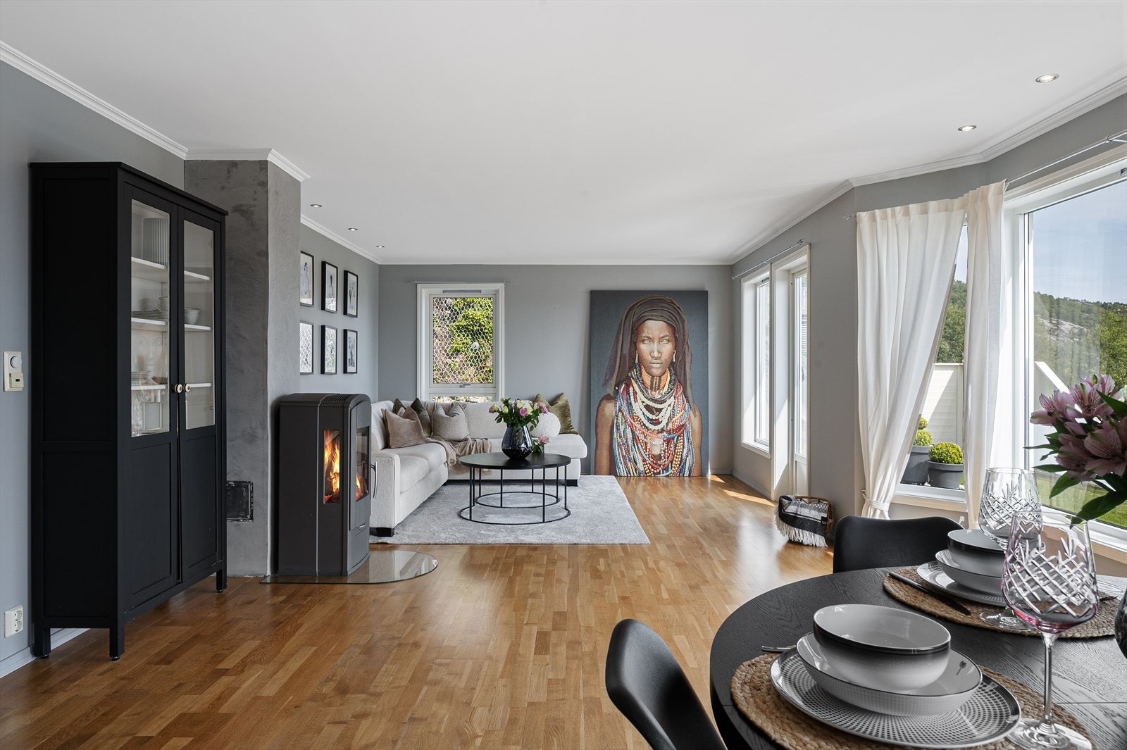Lys og innbydende stue med god plass til sofagruppe og annet ønskelig møblement. Galleribilde