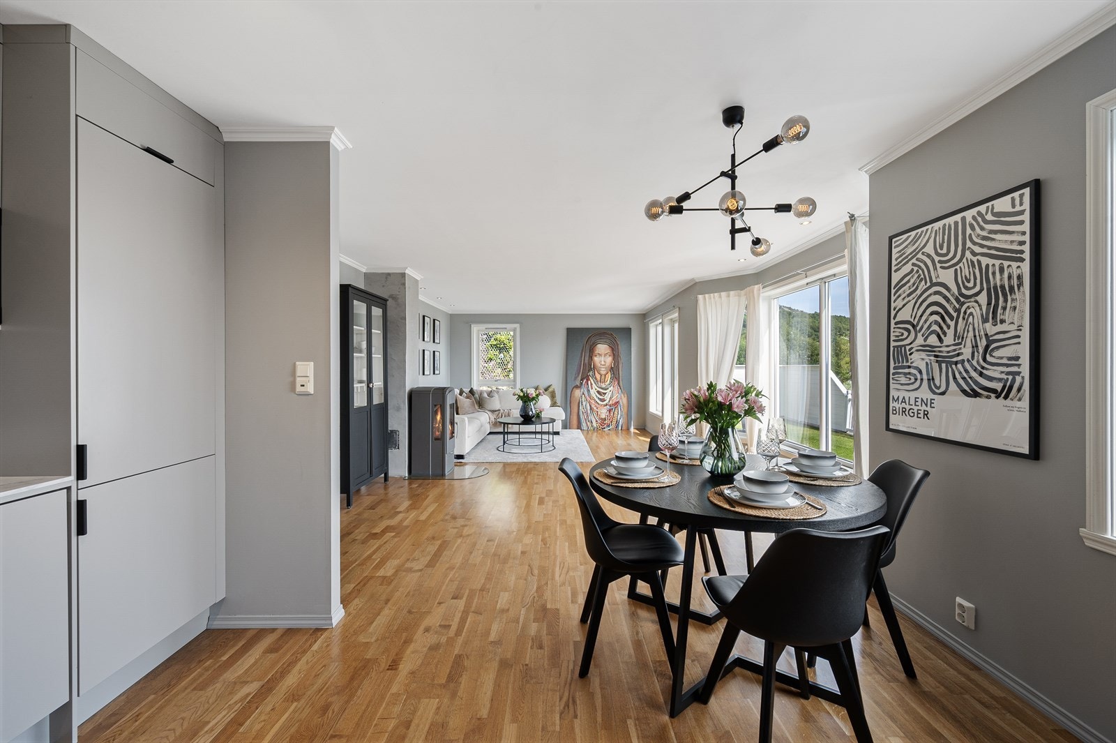 Kjøkkenet har god plass til en sittegruppe, perfekt for både måltider og hyggelige stunder. Galleribilde