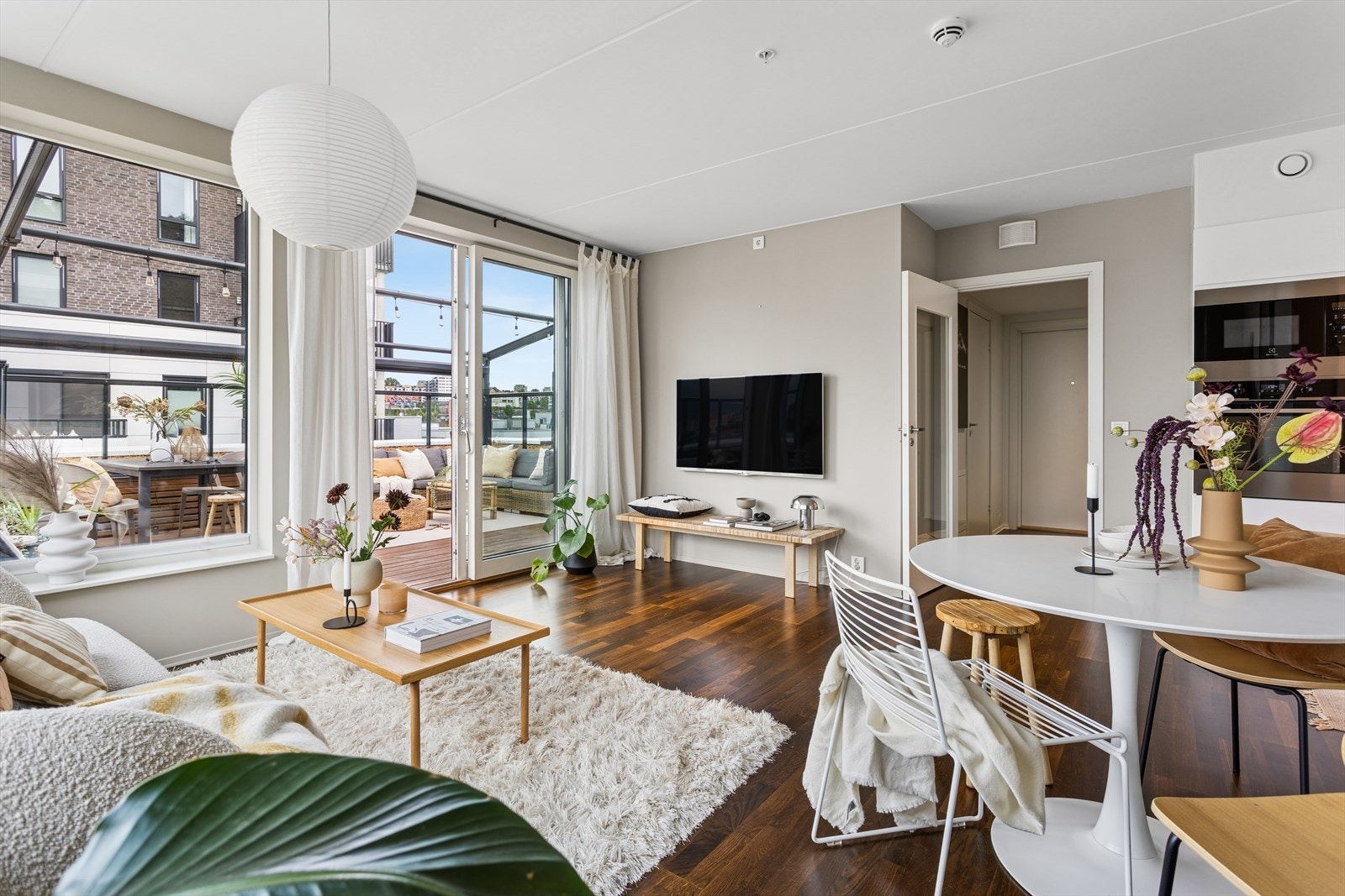 Lys og luftig stue med mulighet for å kunne møblere i flere soner. Galleribilde