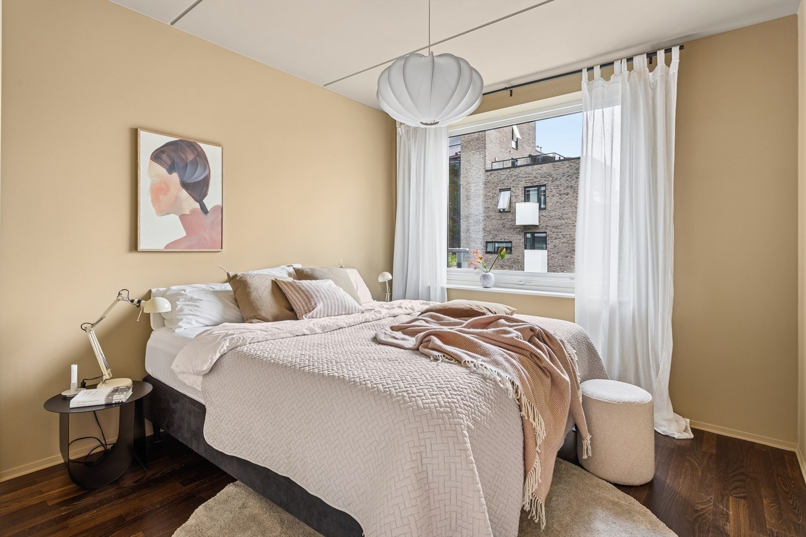 Rommene i leiligheten har behagelige og lune fargetoner som gir en god atmosfære. Galleribilde