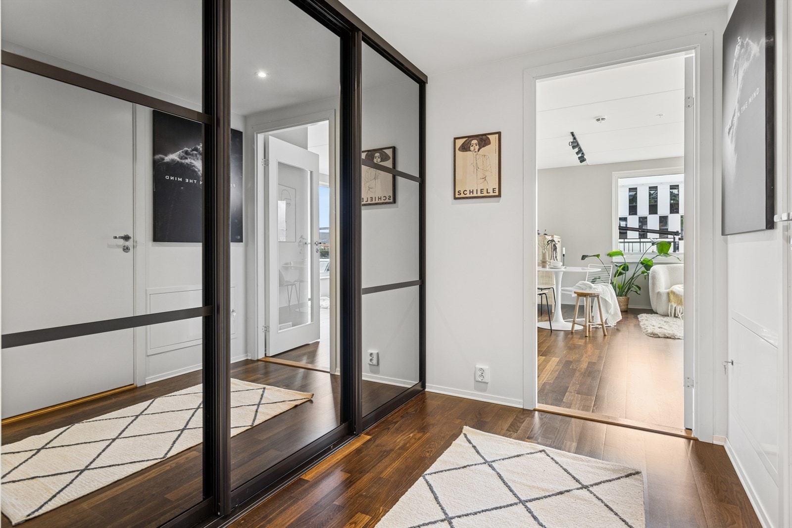 Skyvedørsgarderoben i entréen bidrar til et ryddig, pent estetisk inntrykk. Galleribilde