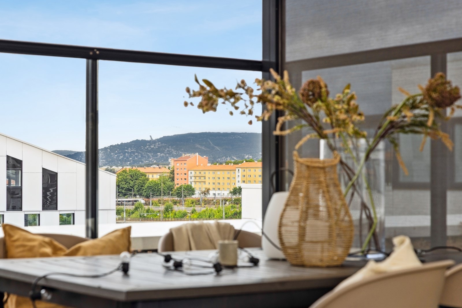 Fra terrassen kan du også nyte utsikt mot byen og Holmenkollen. Galleribilde